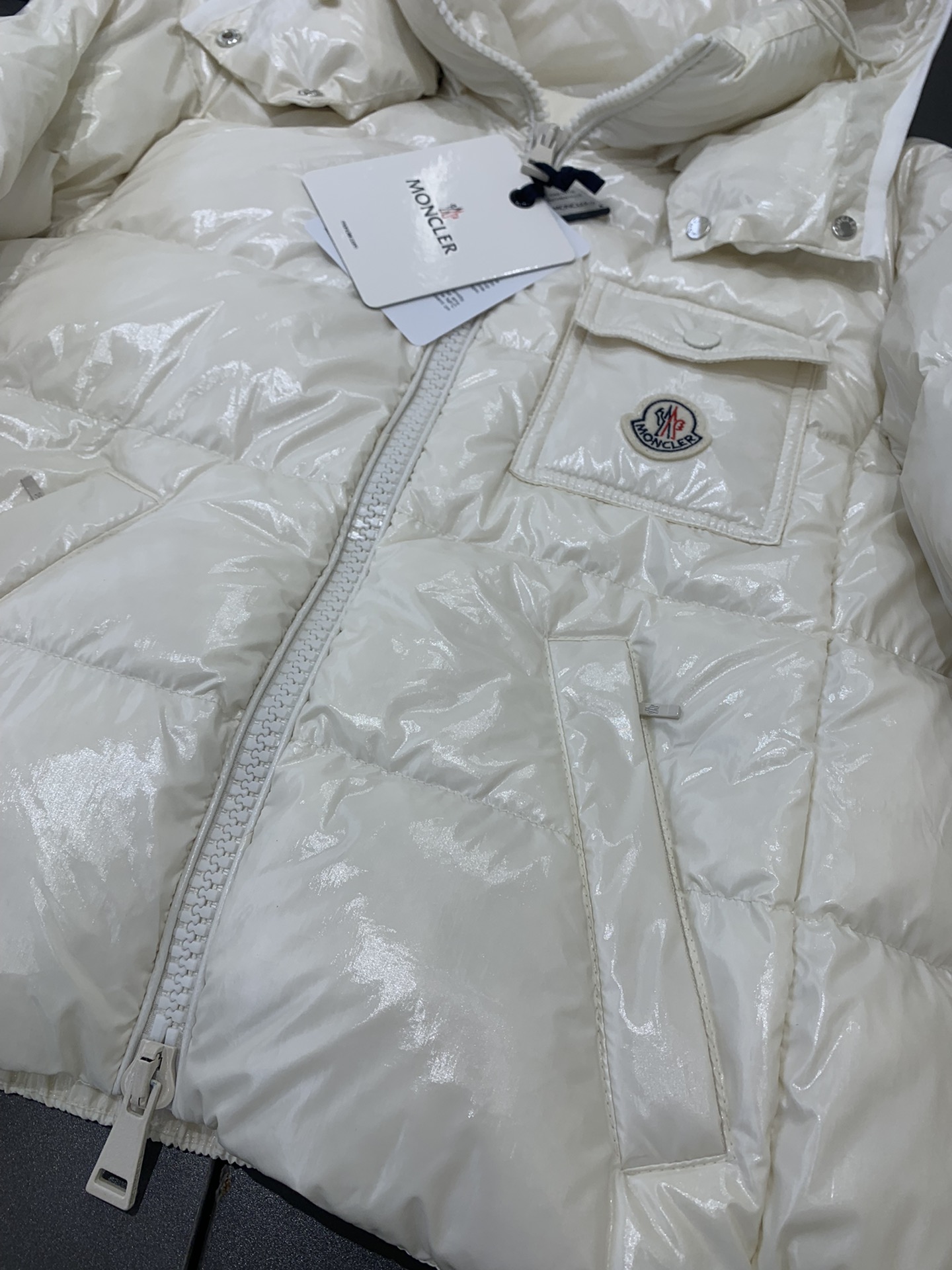 Moncler/蒙口Andro24秋冬可拆连帽短款亮面小短款四色女士羽绒服外套超级减龄版型和冰淇淋奶油配