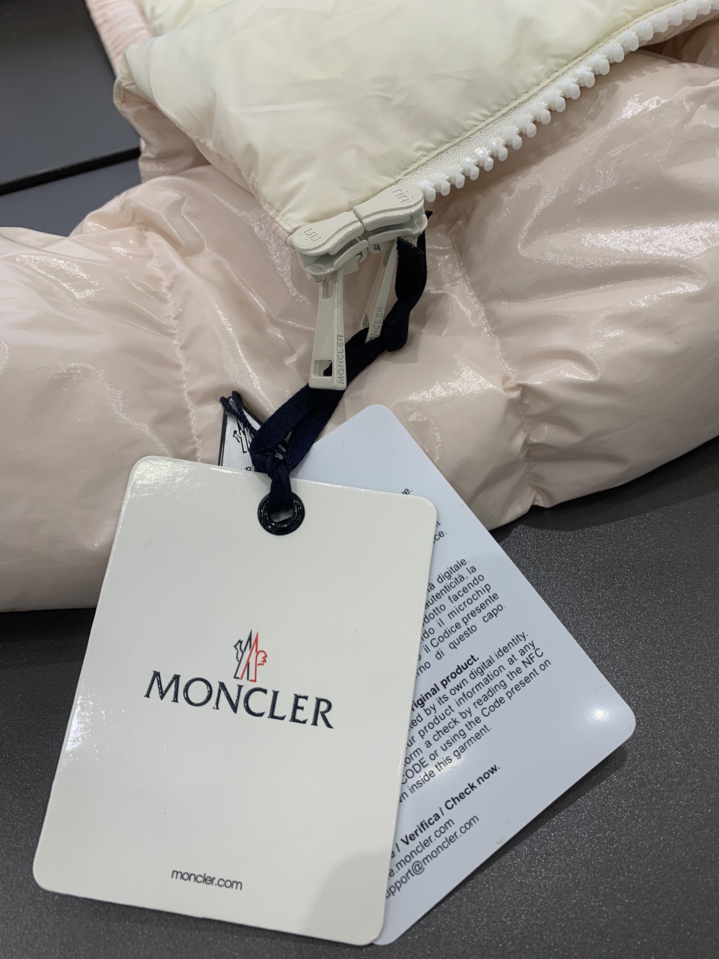 Moncler/蒙口Andro24秋冬可拆连帽短款亮面小短款四色女士羽绒服外套超级减龄版型和冰淇淋奶油配