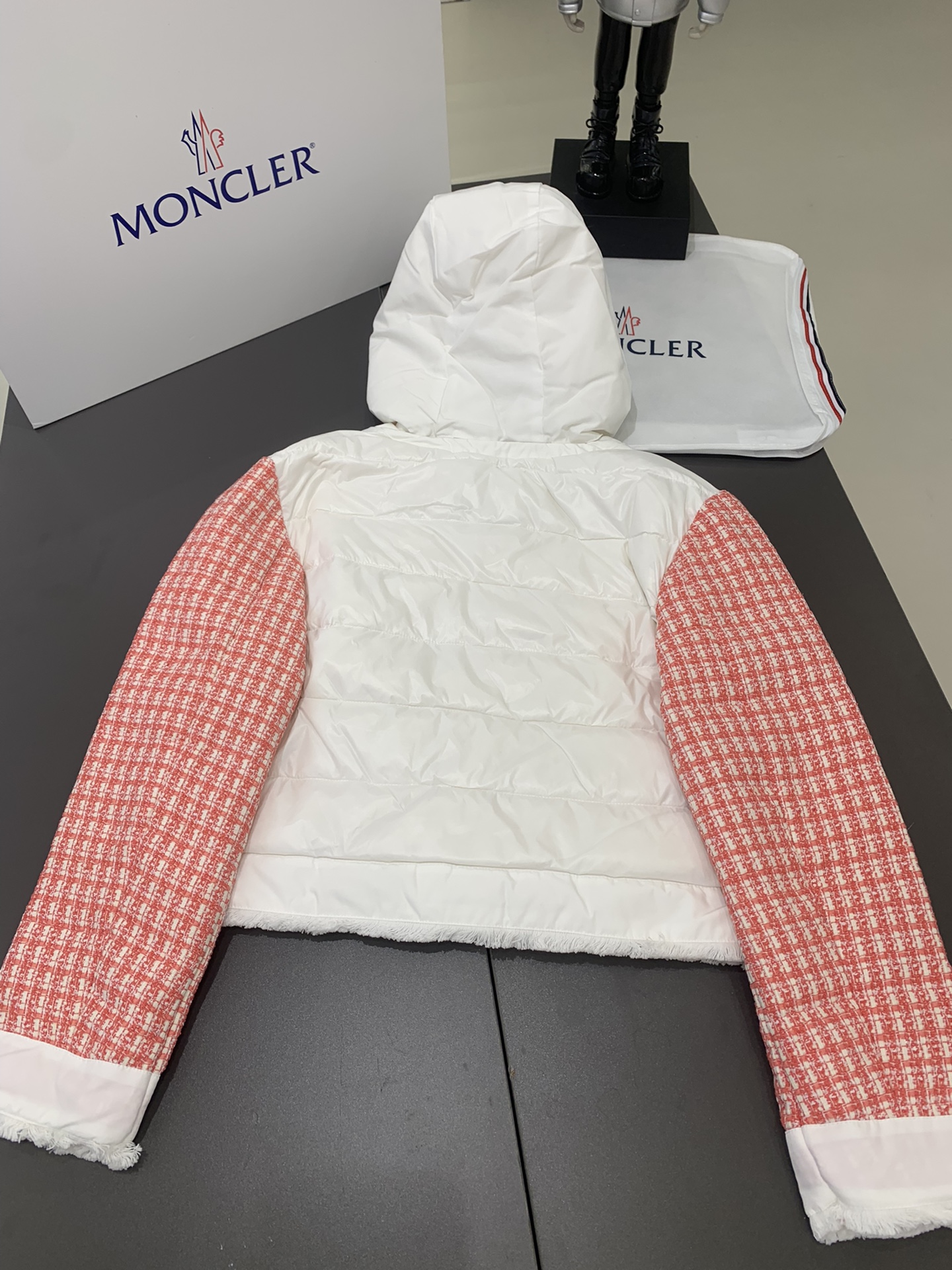 Moncler新品Remonay短款女士羽绒服夹克外套Moncler新品Remonay短款女士羽绒服夹克