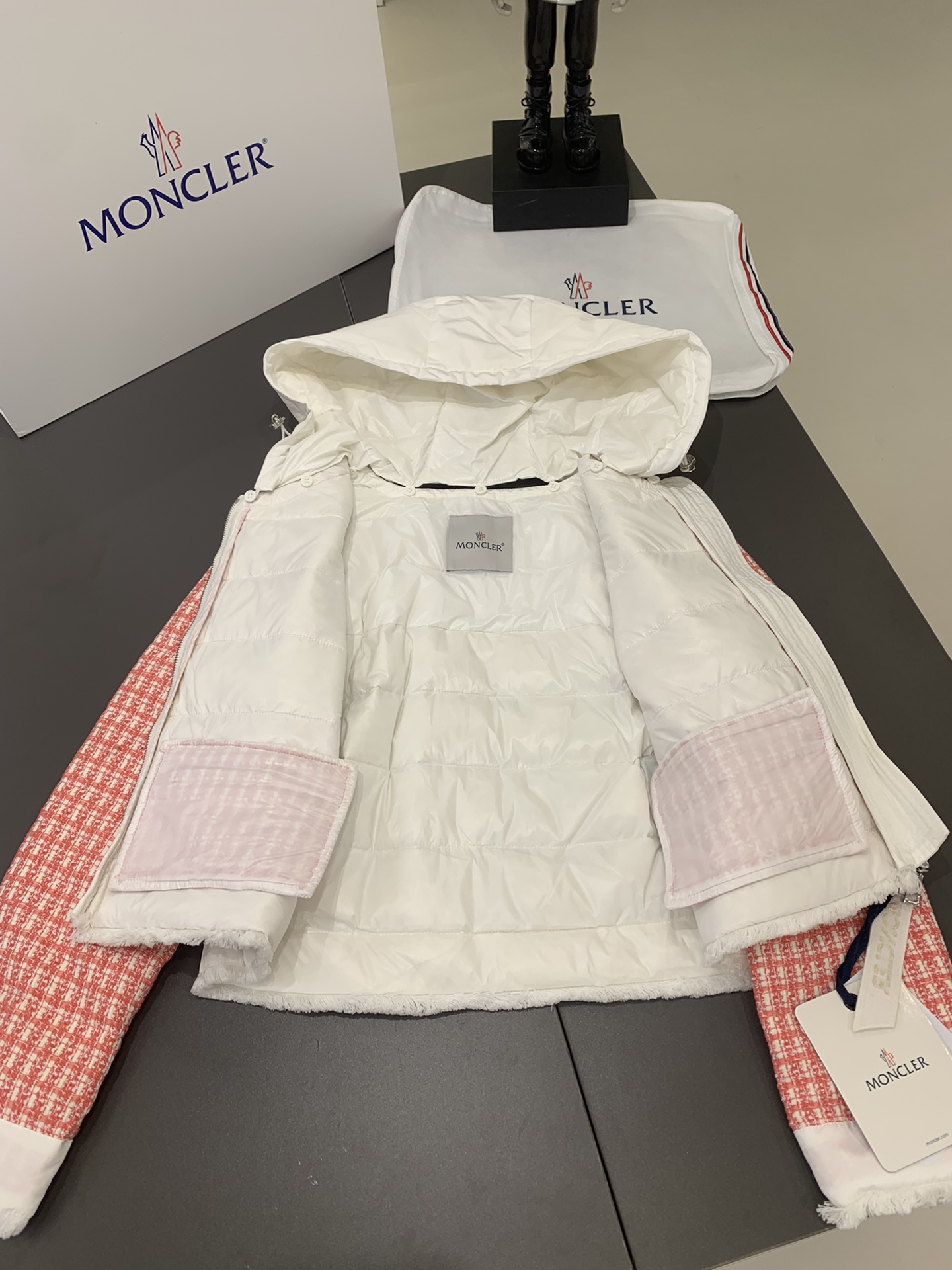 Moncler新品Remonay短款女士羽绒服夹克外套Moncler新品Remonay短款女士羽绒服夹克