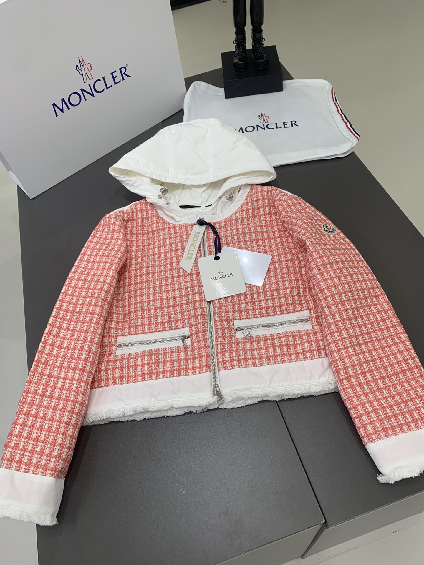 Moncler新品Remonay短款女士羽绒服夹克外套Moncler新品Remonay短款女士羽绒服夹克