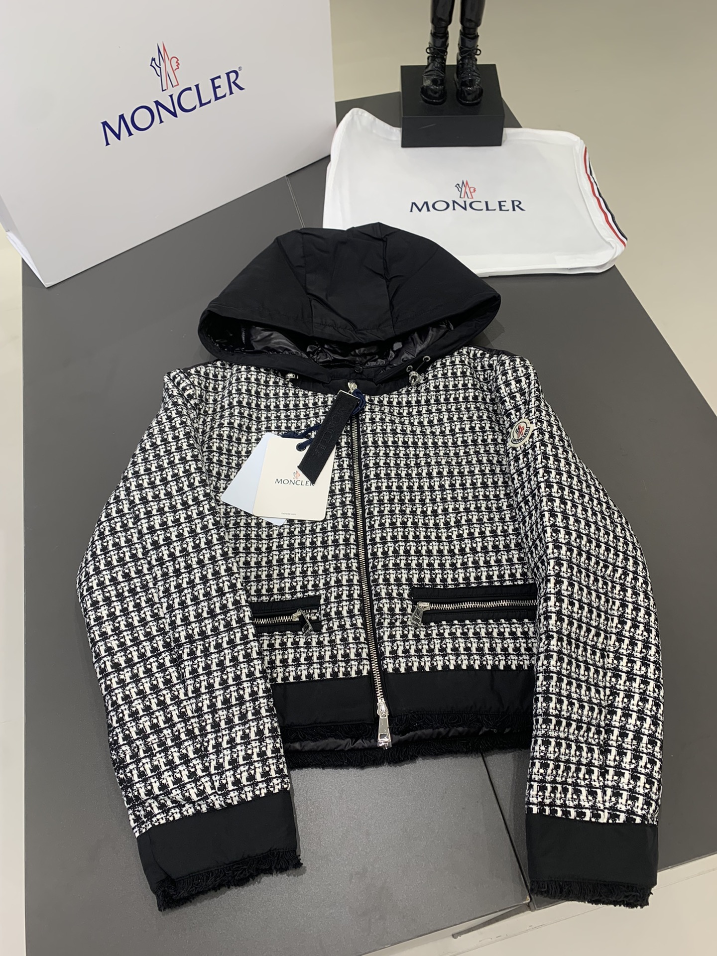 Moncler新品Remonay短款女士羽绒服夹克外套Moncler新品Remonay短款女士羽绒服夹克