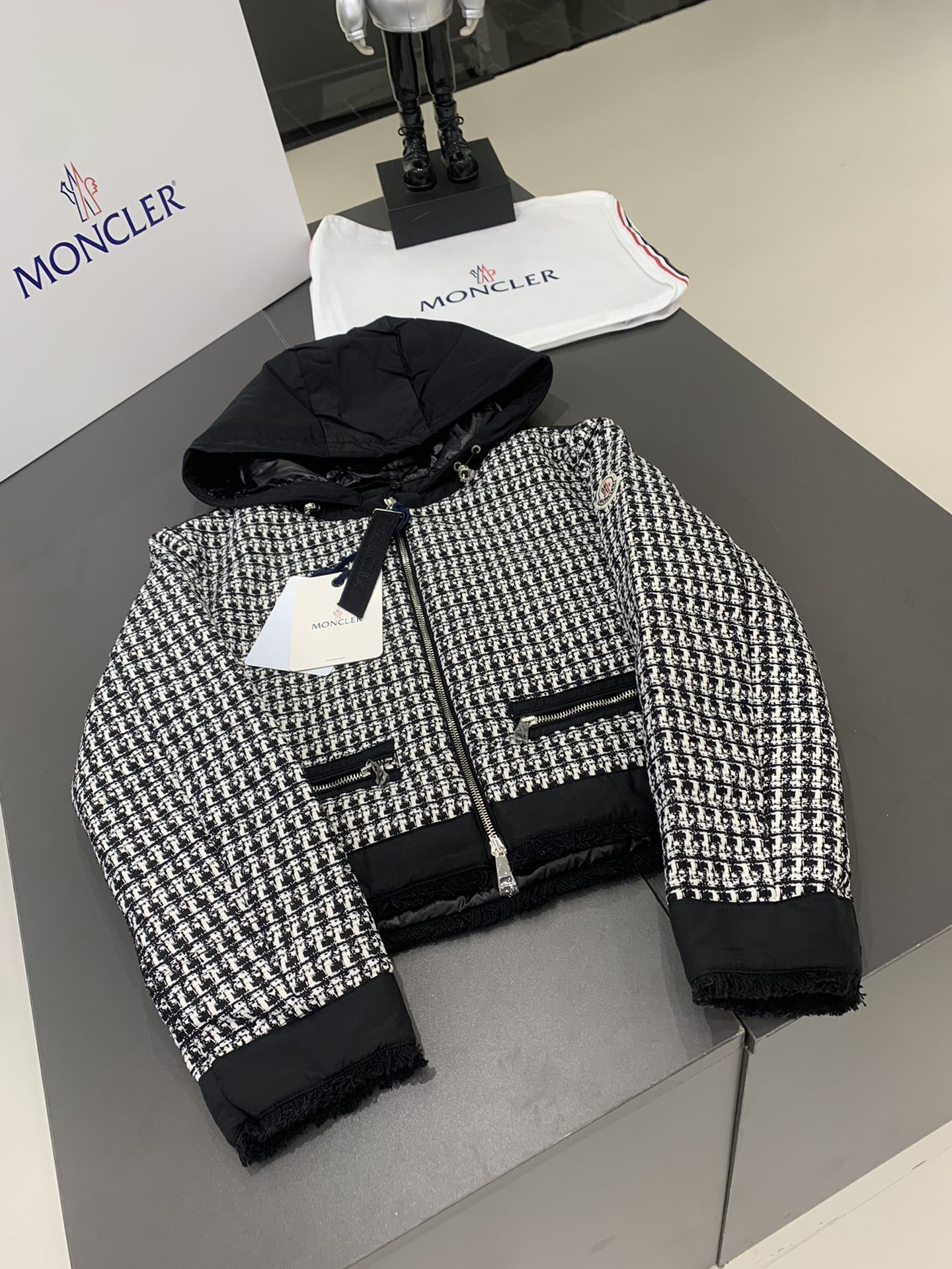 Moncler新品Remonay短款女士羽绒服夹克外套Moncler新品Remonay短款女士羽绒服夹克