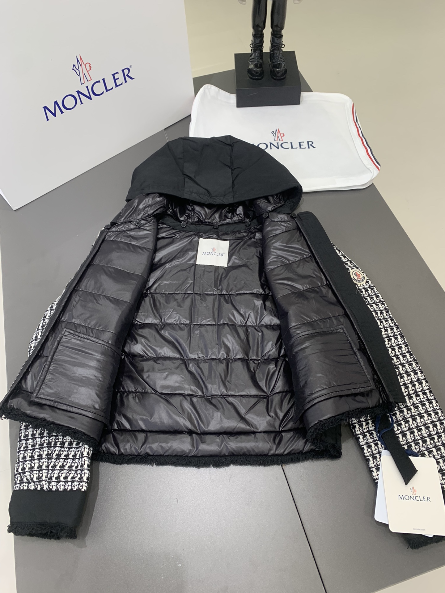 Moncler新品Remonay短款女士羽绒服夹克外套Moncler新品Remonay短款女士羽绒服夹克