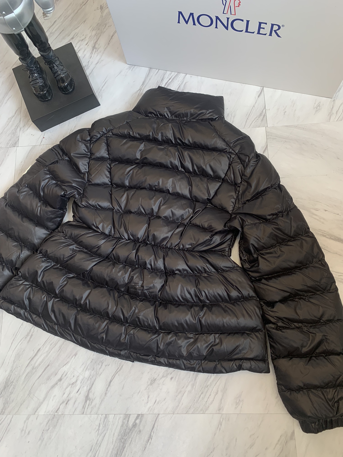 Moncler/蒙口Aminia24秋冬立领后尾裙摆轻薄女士羽绒服外套码数0-1-2颜色杏色黑色蓝色采用