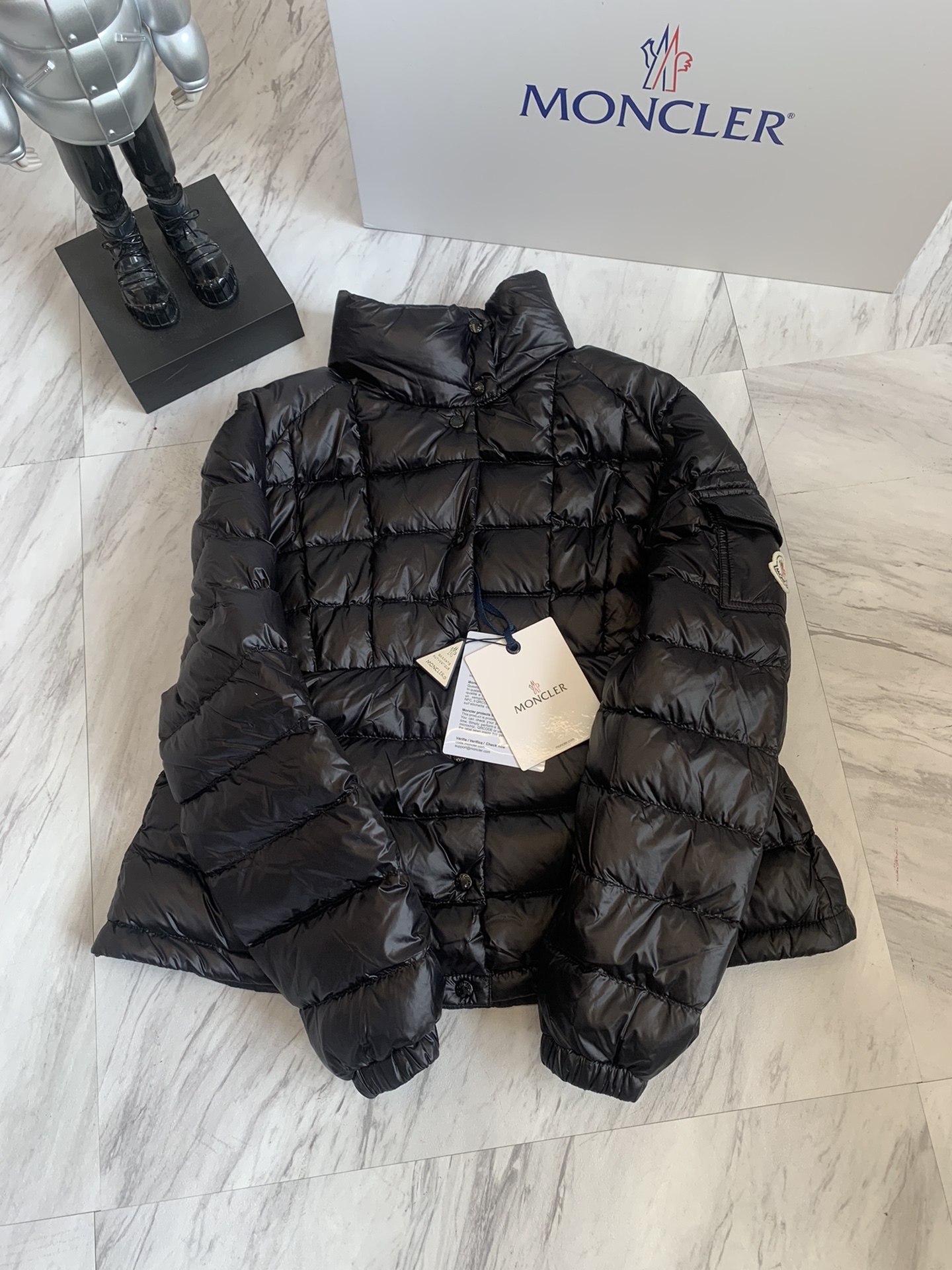 Moncler/蒙口Aminia24秋冬立领后尾裙摆轻薄女士羽绒服外套码数0-1-2颜色杏色黑色蓝色采用