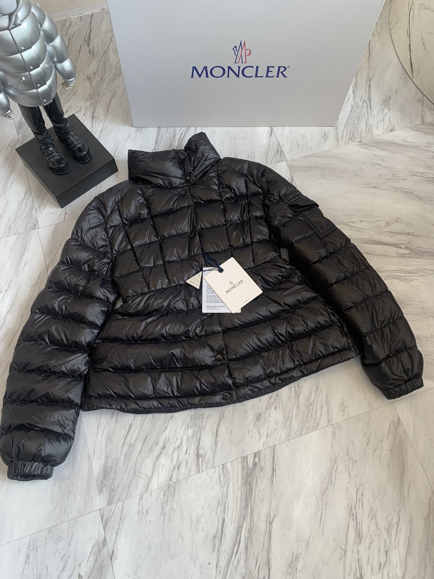 Moncler/蒙口Aminia24秋冬立领后尾裙摆轻薄女士羽绒服外套码数0-1-2颜色杏色黑色蓝色采用