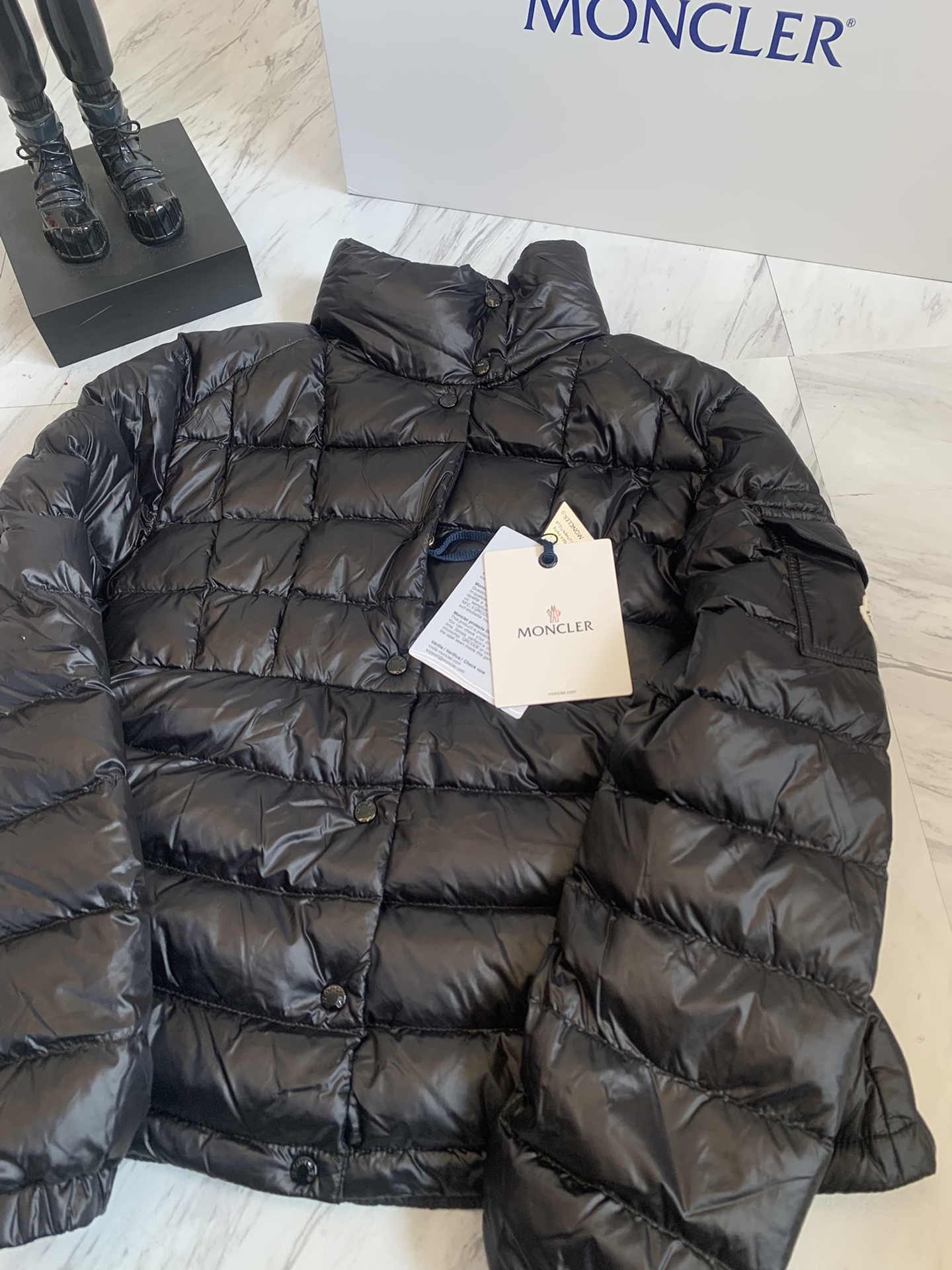 Moncler/蒙口Aminia24秋冬立领后尾裙摆轻薄女士羽绒服外套码数0-1-2颜色杏色黑色蓝色采用