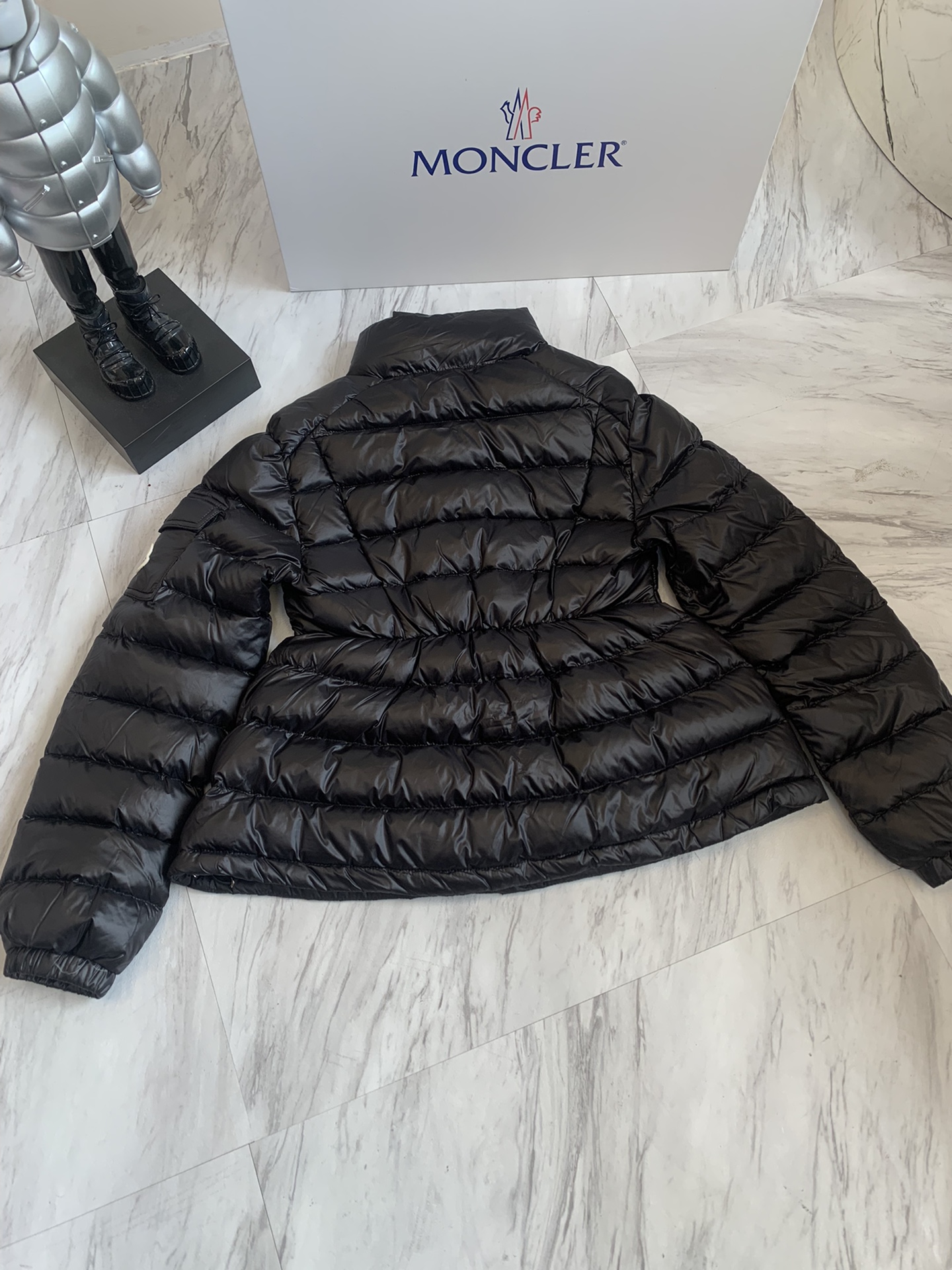 Moncler/蒙口Aminia24秋冬立领后尾裙摆轻薄女士羽绒服外套码数0-1-2颜色杏色黑色蓝色采用