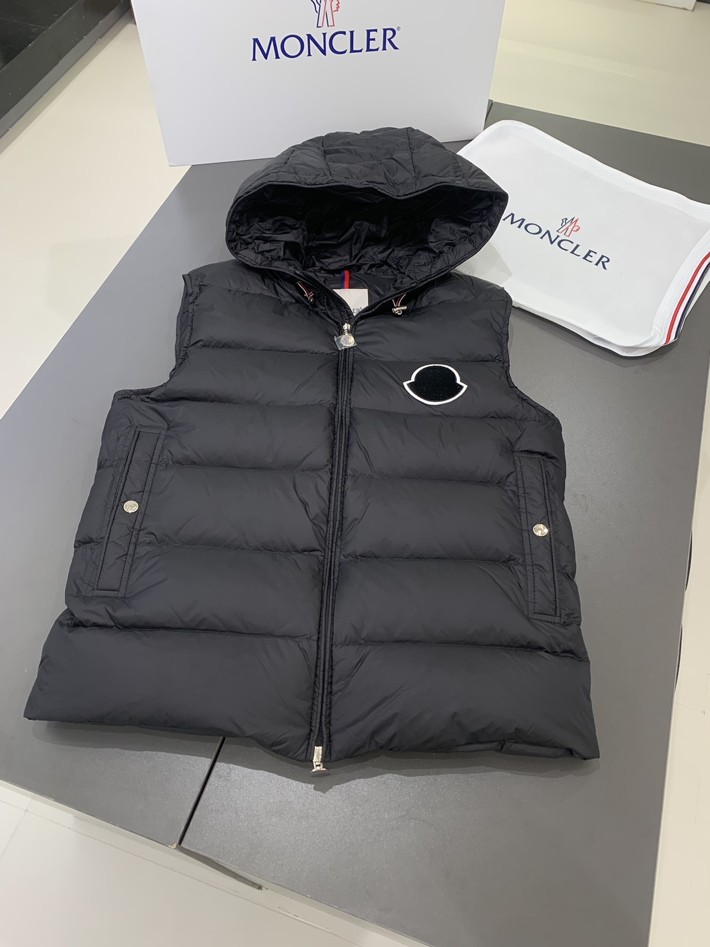 Moncler Haut
 Vêtements Gilet Unisexe Top à capuche