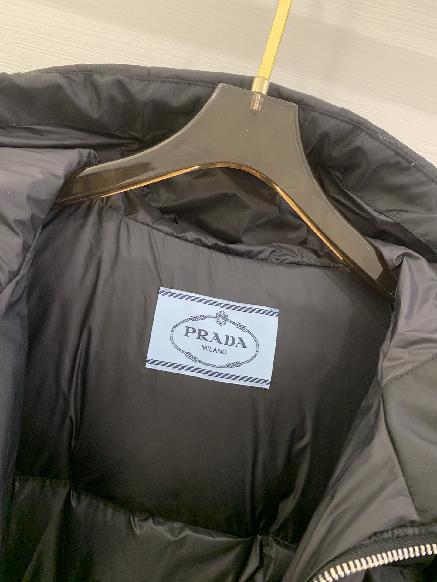 Prad*a连帽羽绒服90%鹅绒+10%羽毛️独特的双层轻质再生尼龙面料其蓬松感与回弹性极为优越蚂蚁腰型