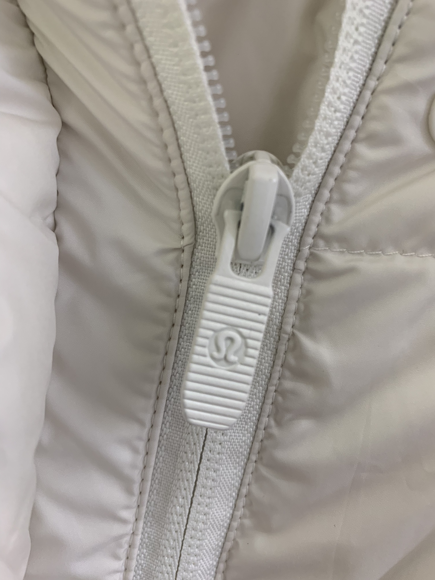 Lululemon四格羽绒服尺码4-6-8颜色棕色白色绿色黑色粉色SoftMatteTM面料可挡风不易被