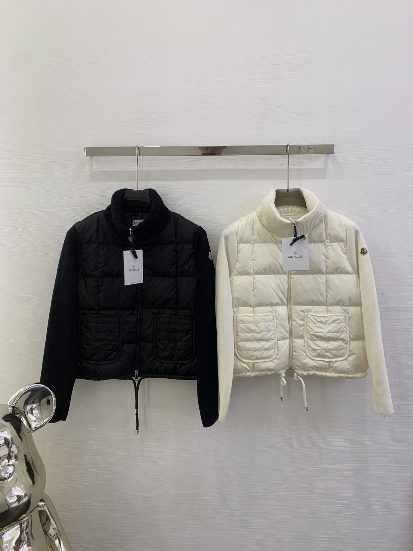 P4szdyyq00sbdyey.Moncler 蒙口24秋冬女士Cardigan立领拼接针织羽绒娃娃款短款羽绒 后背袖子针织材料上身显瘦 拼接羽绒服 保暖减龄 \n面包块方格充绒上身简约时尚 下摆抽绳设计 可调节版型 可单穿 可内搭 \n颜色：黑色 奶白色\n尺码：S-M-L-XL