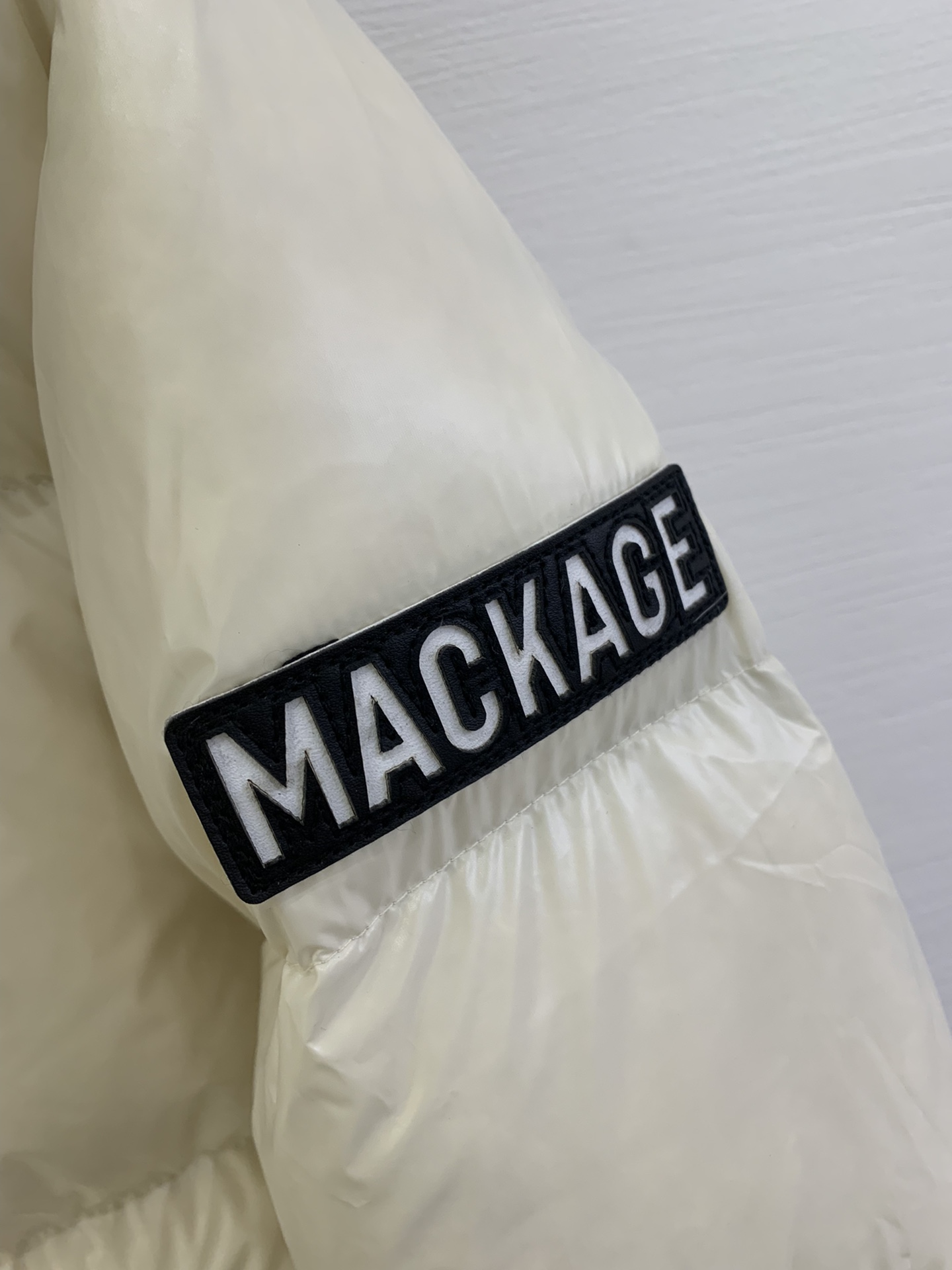 摩登专致系列-MACKAGE女士EVIE连帽保暖时尚宽松休闲羽绒服外套颜色黑色白色90白鸭绒专柜同款五金