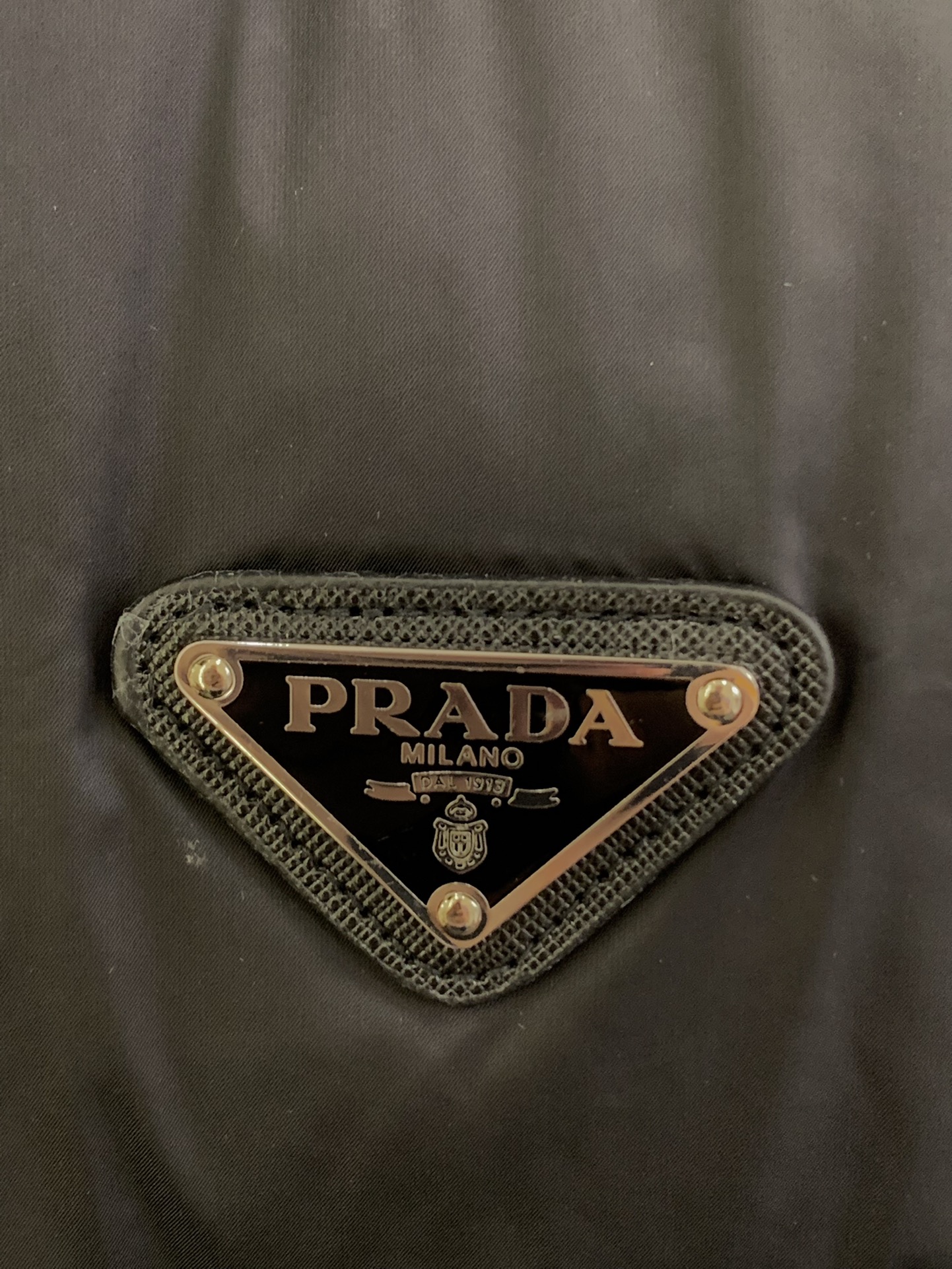 Prada三角标立领 羽绒马甲 这款采用国内客供顶级的尼龙织物面料面料表面的光泽感极强色泽油亮，尼龙织物