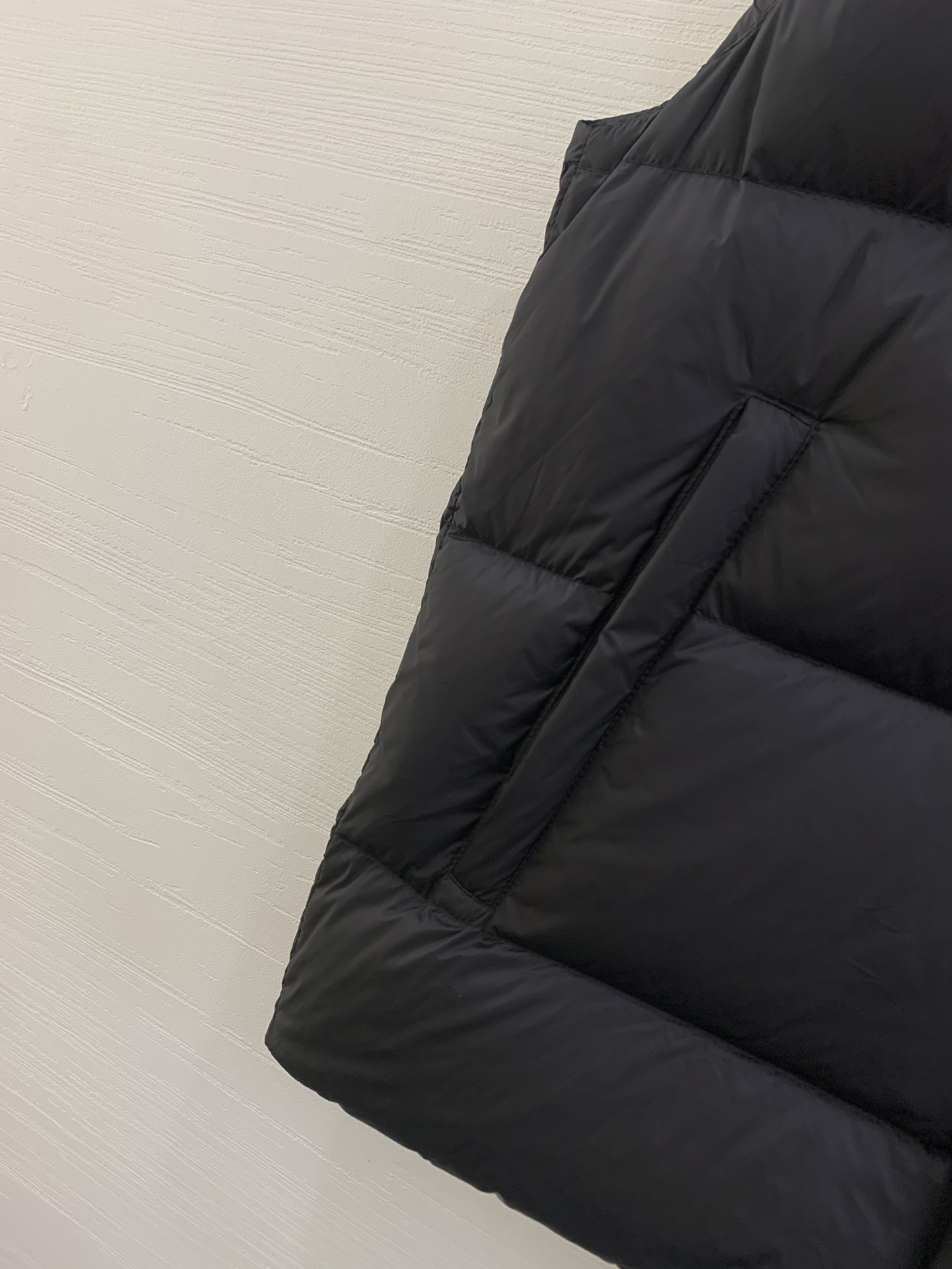 Prada三角标立领 羽绒马甲 这款采用国内客供顶级的尼龙织物面料面料表面的光泽感极强色泽油亮，尼龙织物