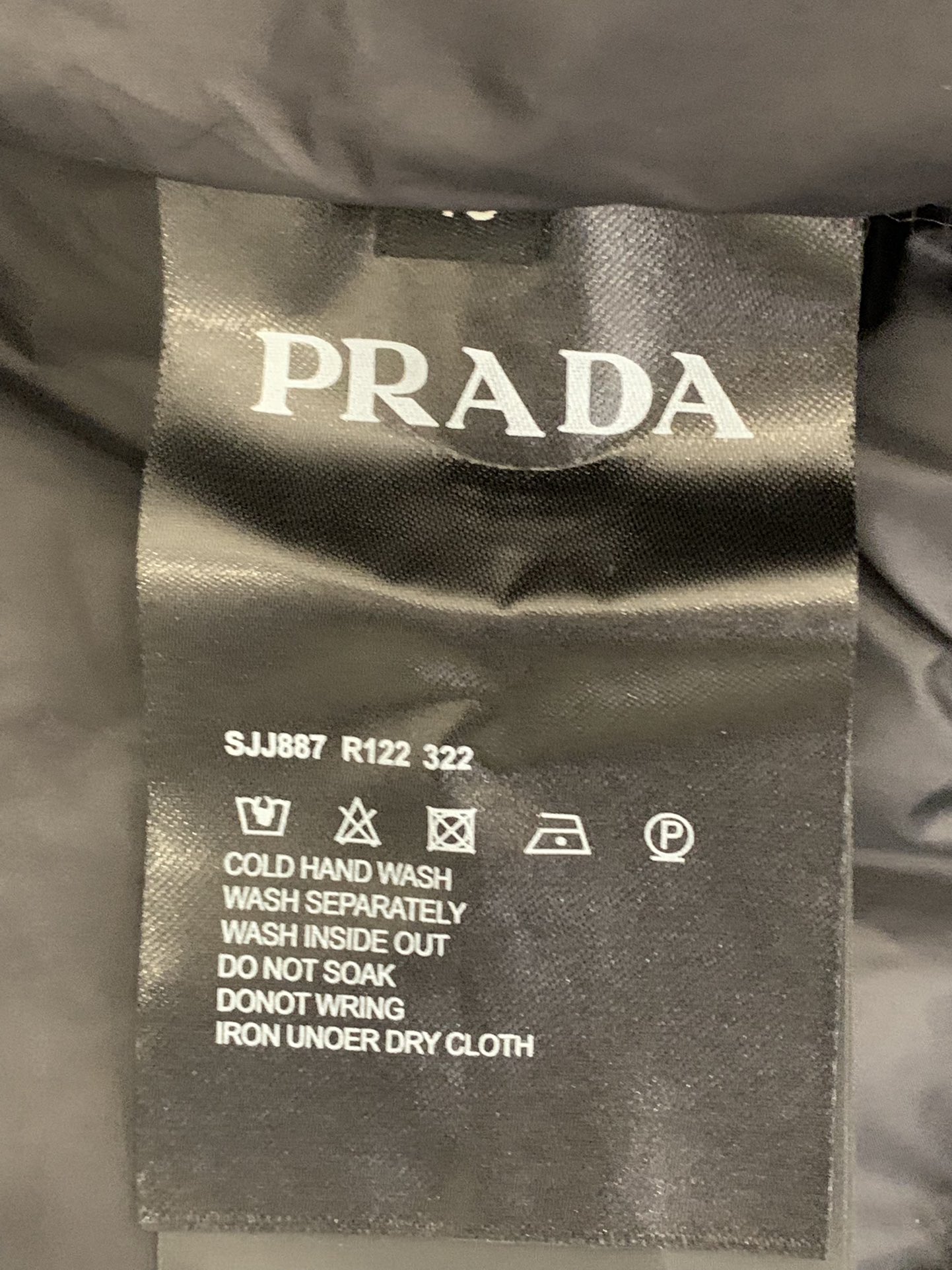 Prada三角标立领 羽绒马甲 这款采用国内客供顶级的尼龙织物面料面料表面的光泽感极强色泽油亮，尼龙织物