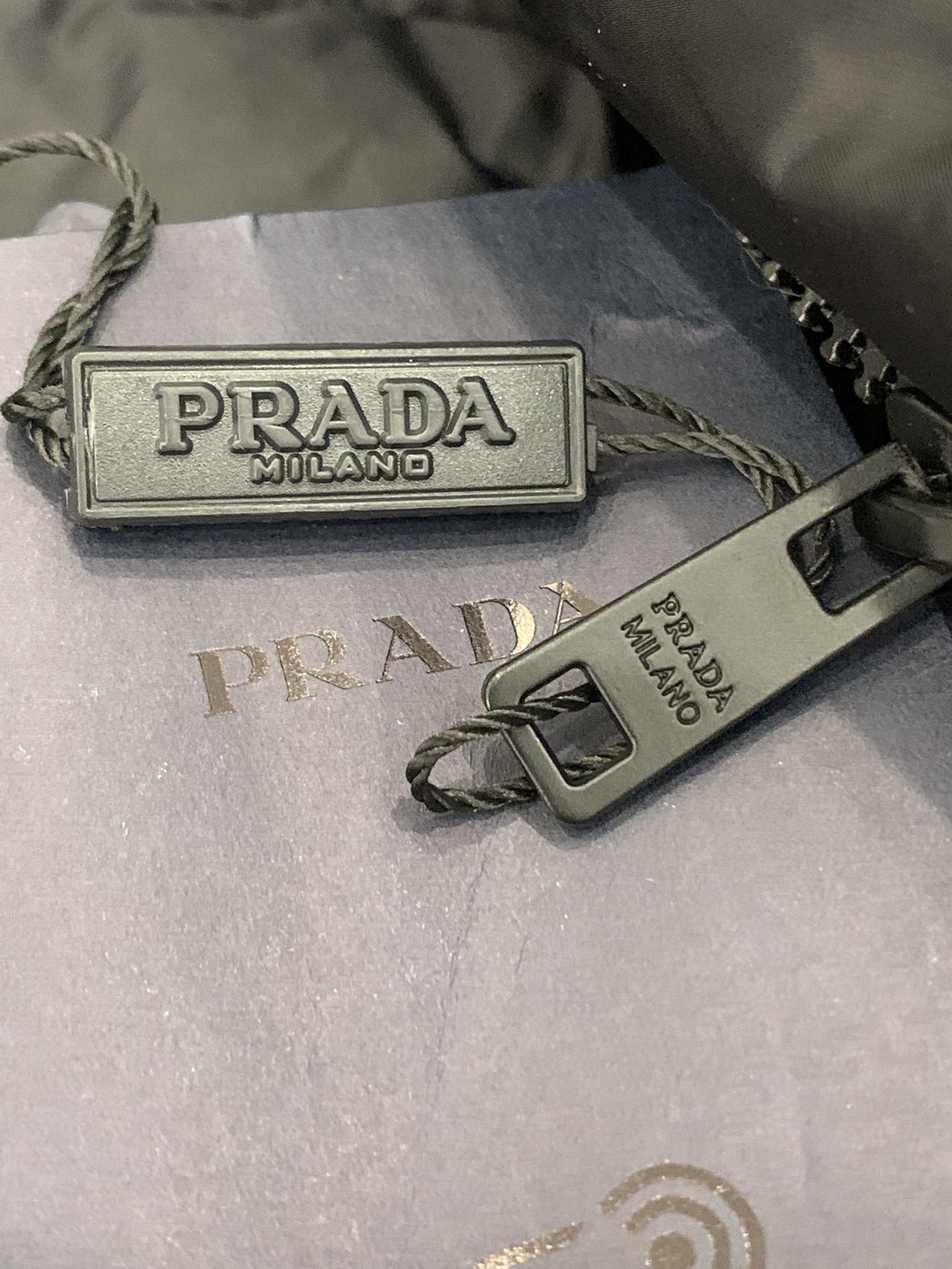 Prada三角标立领 羽绒马甲 这款采用国内客供顶级的尼龙织物面料面料表面的光泽感极强色泽油亮，尼龙织物