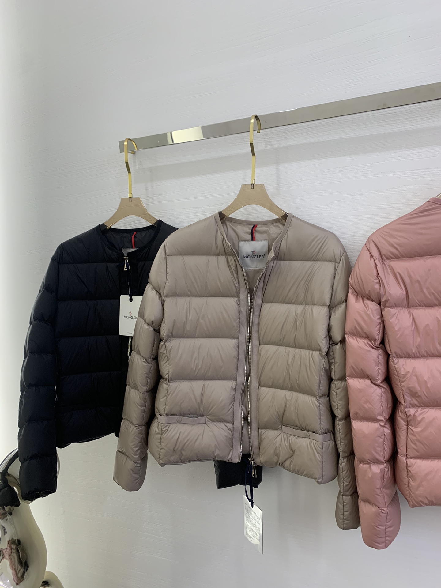 M家2024新款女士圆领小香风气质薄款羽绒服 短款羽绒夹克款式经典版型 彰显优雅美学风格 上身轻盈显腿长