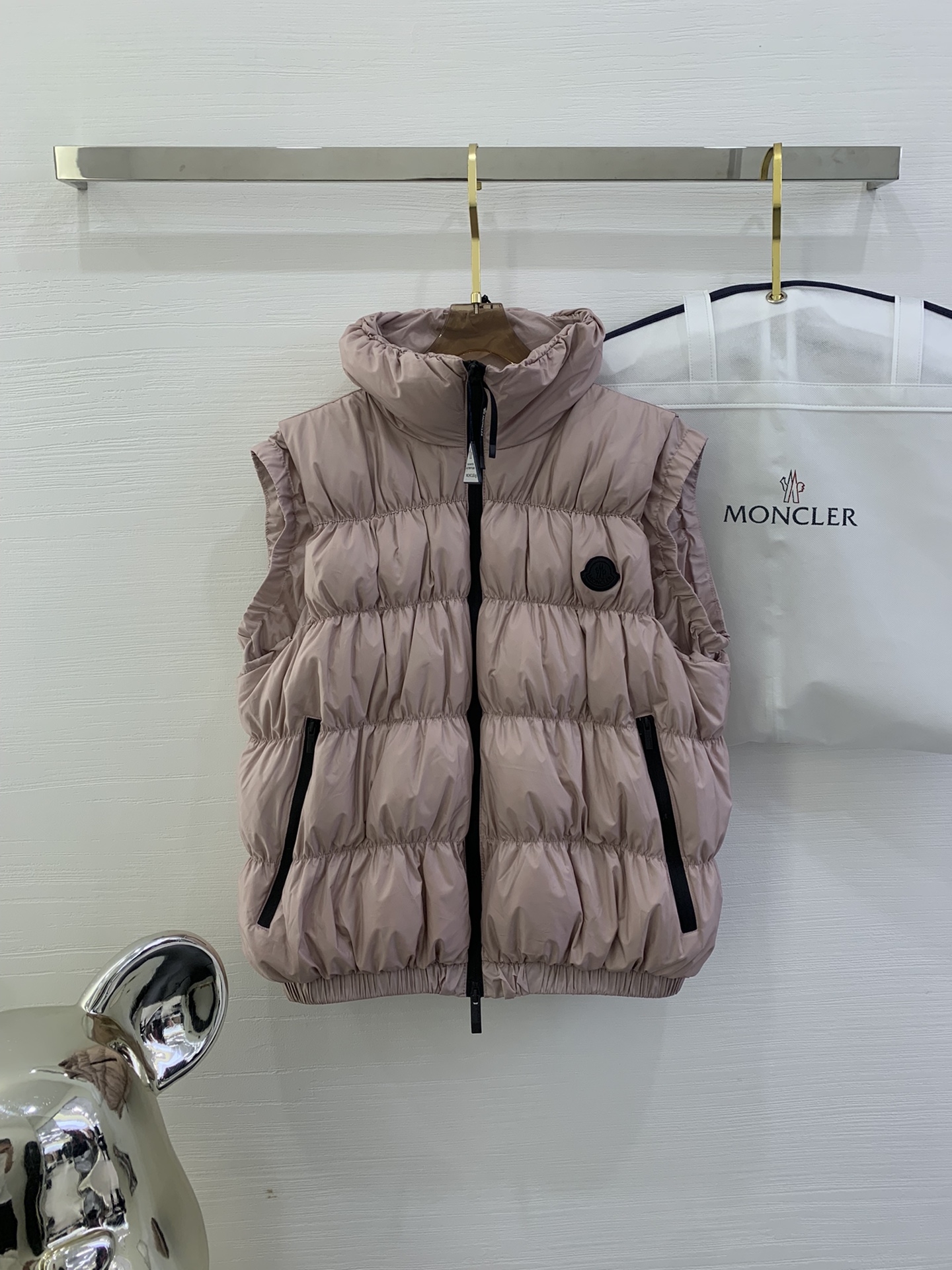 NO:324012,McC new model super cute feminine caterpillar short down vest color lotus pink black model Medonte size 012, down jacket, alexander wang19860909mc新款 超可爱 女人味 毛毛虫短款羽绒马甲 颜色藕粉色 黑色 款号Medonte 尺码012,,down jacket,alexander wang,Women's clothing