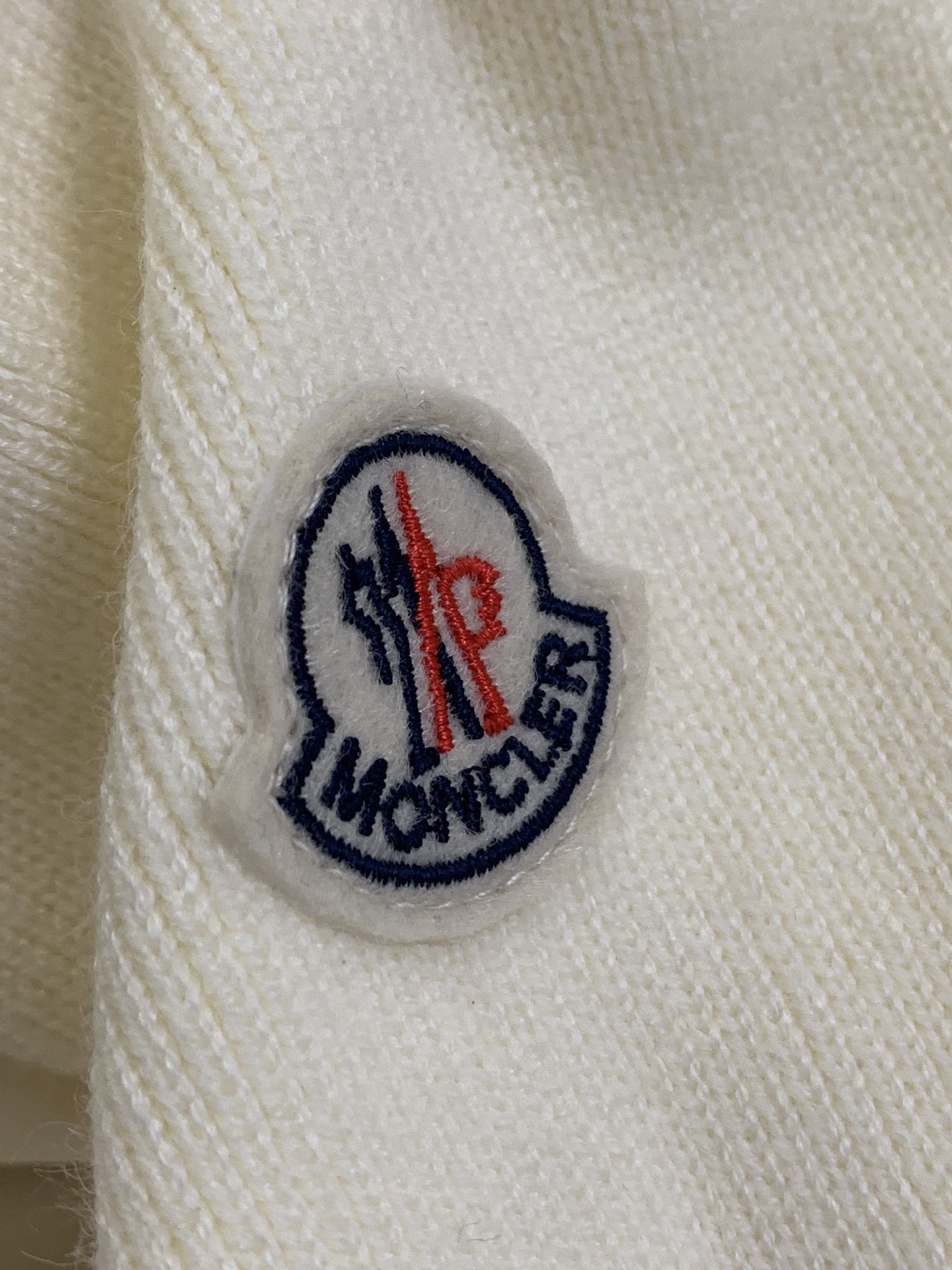 羽绒上新🎊原单Moncler 新品。
专柜爆款🎊 简约立领羊毛针织拼接夹克单羽绒！冬天的内搭神器早秋必备
