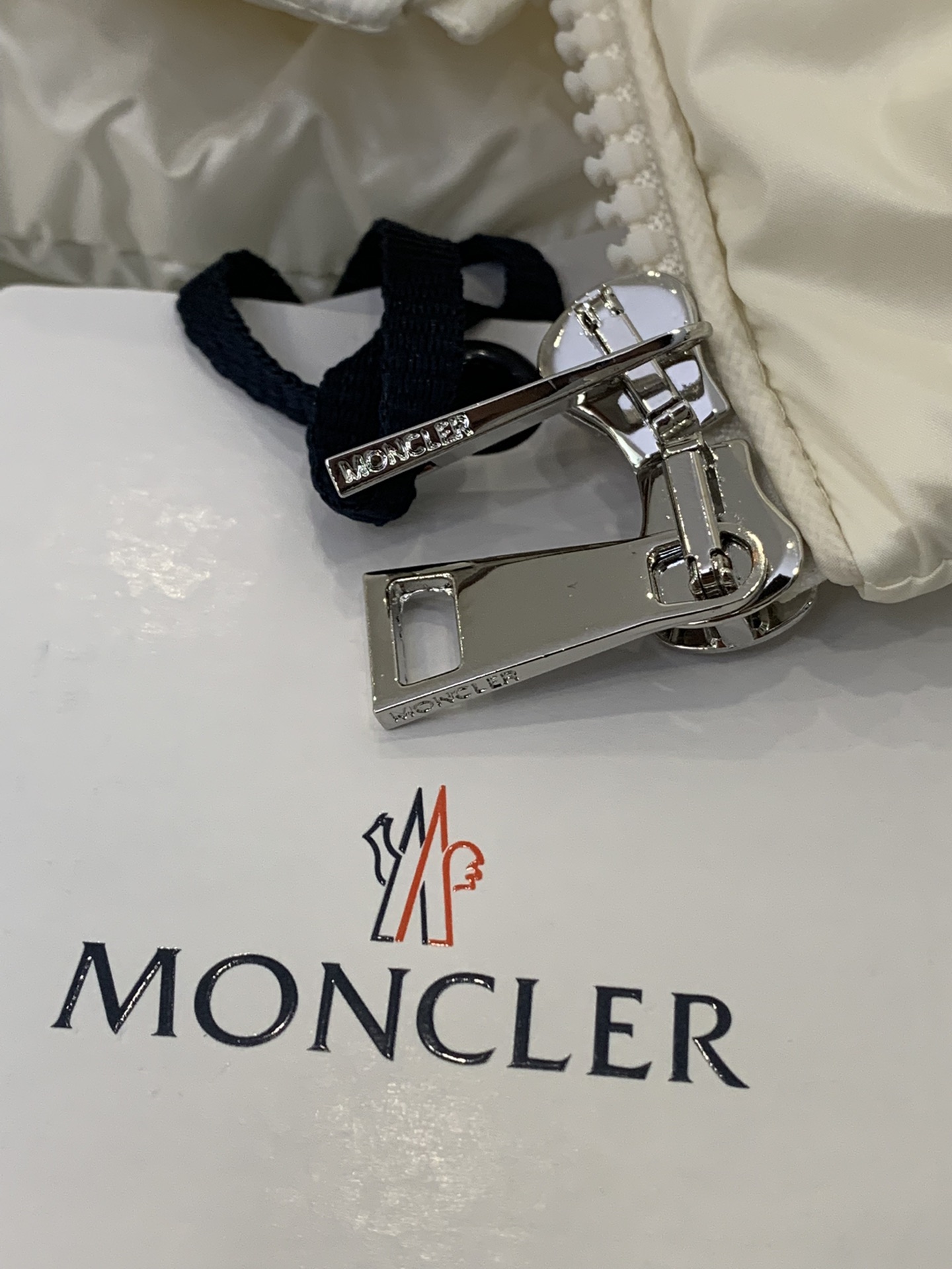 羽绒上新🎊原单Moncler 新品。
专柜爆款🎊 简约立领羊毛针织拼接夹克单羽绒！冬天的内搭神器早秋必备