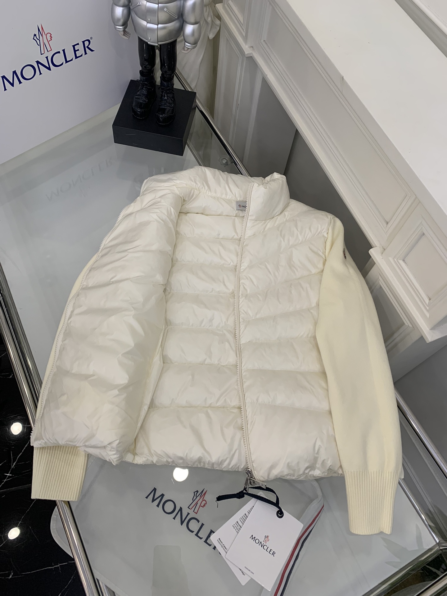 羽绒上新🎊原单Moncler 新品。
专柜爆款🎊 简约立领羊毛针织拼接夹克单羽绒！冬天的内搭神器早秋必备