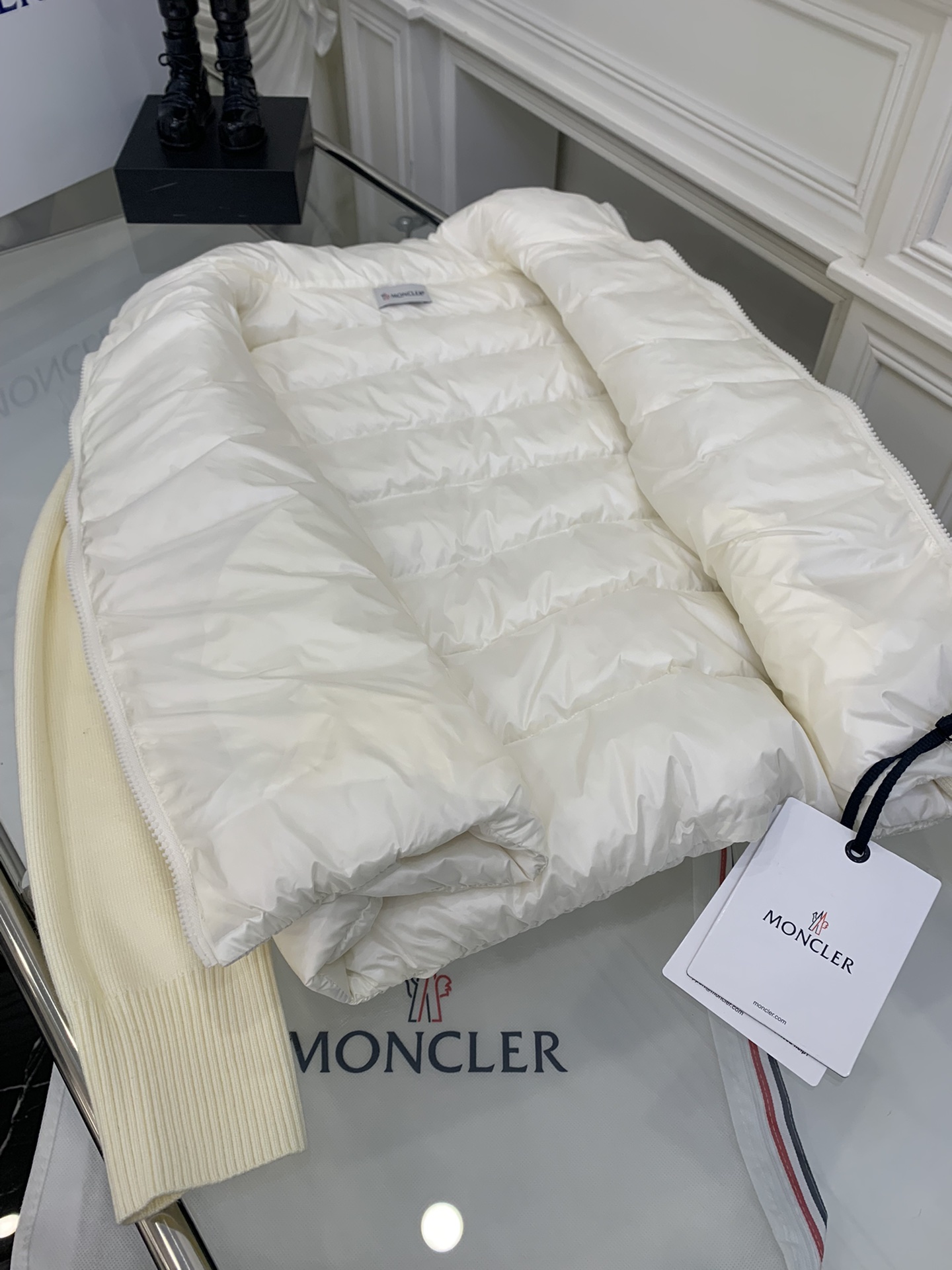 羽绒上新🎊原单Moncler 新品。
专柜爆款🎊 简约立领羊毛针织拼接夹克单羽绒！冬天的内搭神器早秋必备