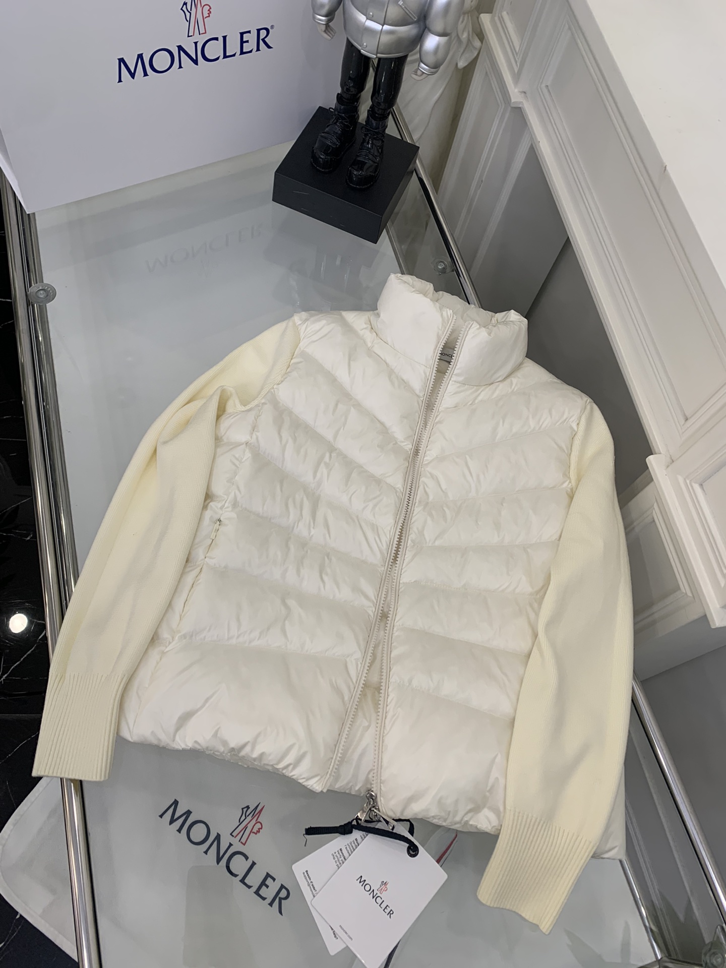 羽绒上新🎊原单Moncler 新品。
专柜爆款🎊 简约立领羊毛针织拼接夹克单羽绒！冬天的内搭神器早秋必备