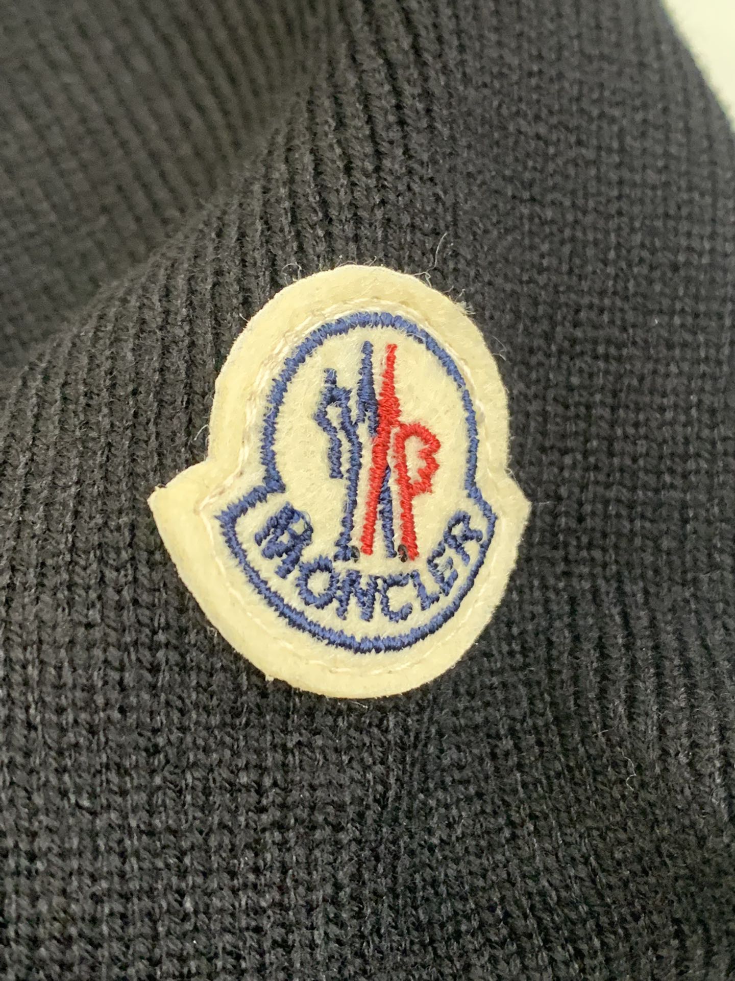 羽绒上新🎊原单Moncler 新品。
专柜爆款🎊 简约立领羊毛针织拼接夹克单羽绒！冬天的内搭神器早秋必备