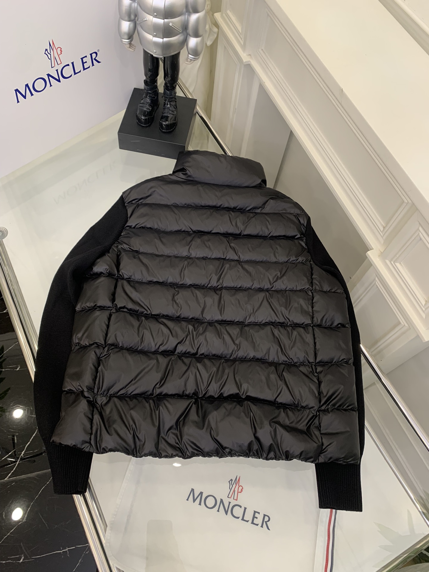 羽绒上新🎊原单Moncler 新品。
专柜爆款🎊 简约立领羊毛针织拼接夹克单羽绒！冬天的内搭神器早秋必备
