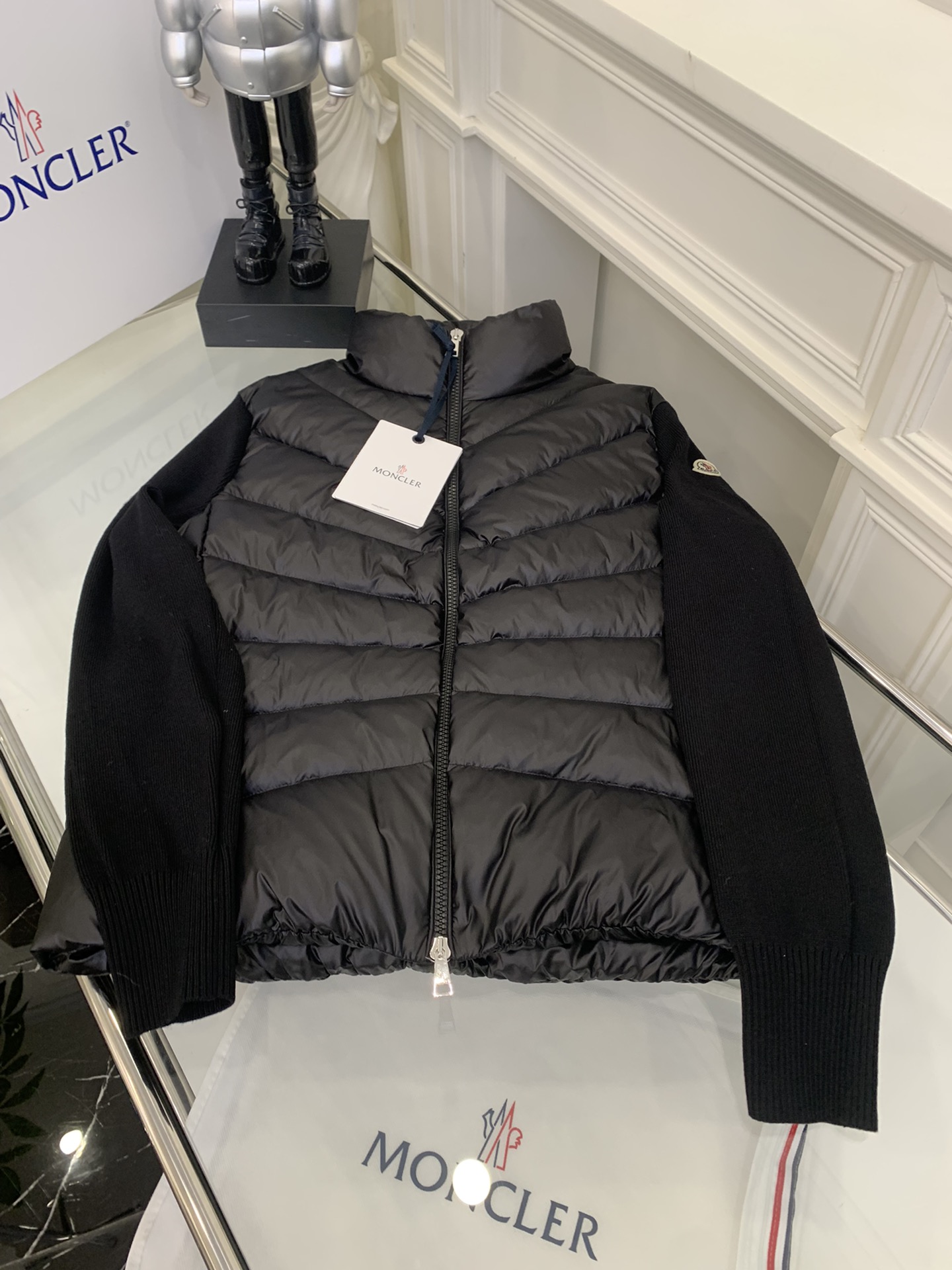 羽绒上新🎊原单Moncler 新品。
专柜爆款🎊 简约立领羊毛针织拼接夹克单羽绒！冬天的内搭神器早秋必备