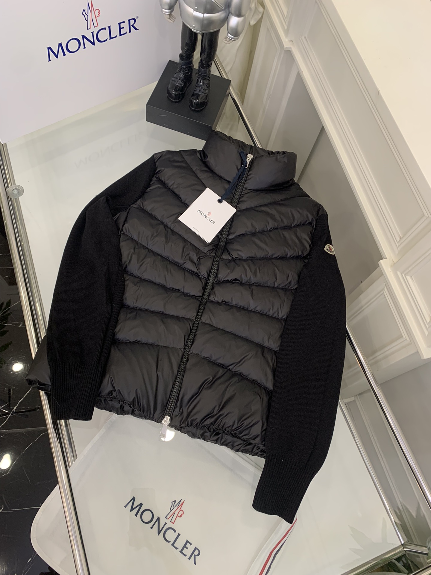 羽绒上新🎊原单Moncler 新品。
专柜爆款🎊 简约立领羊毛针织拼接夹克单羽绒！冬天的内搭神器早秋必备