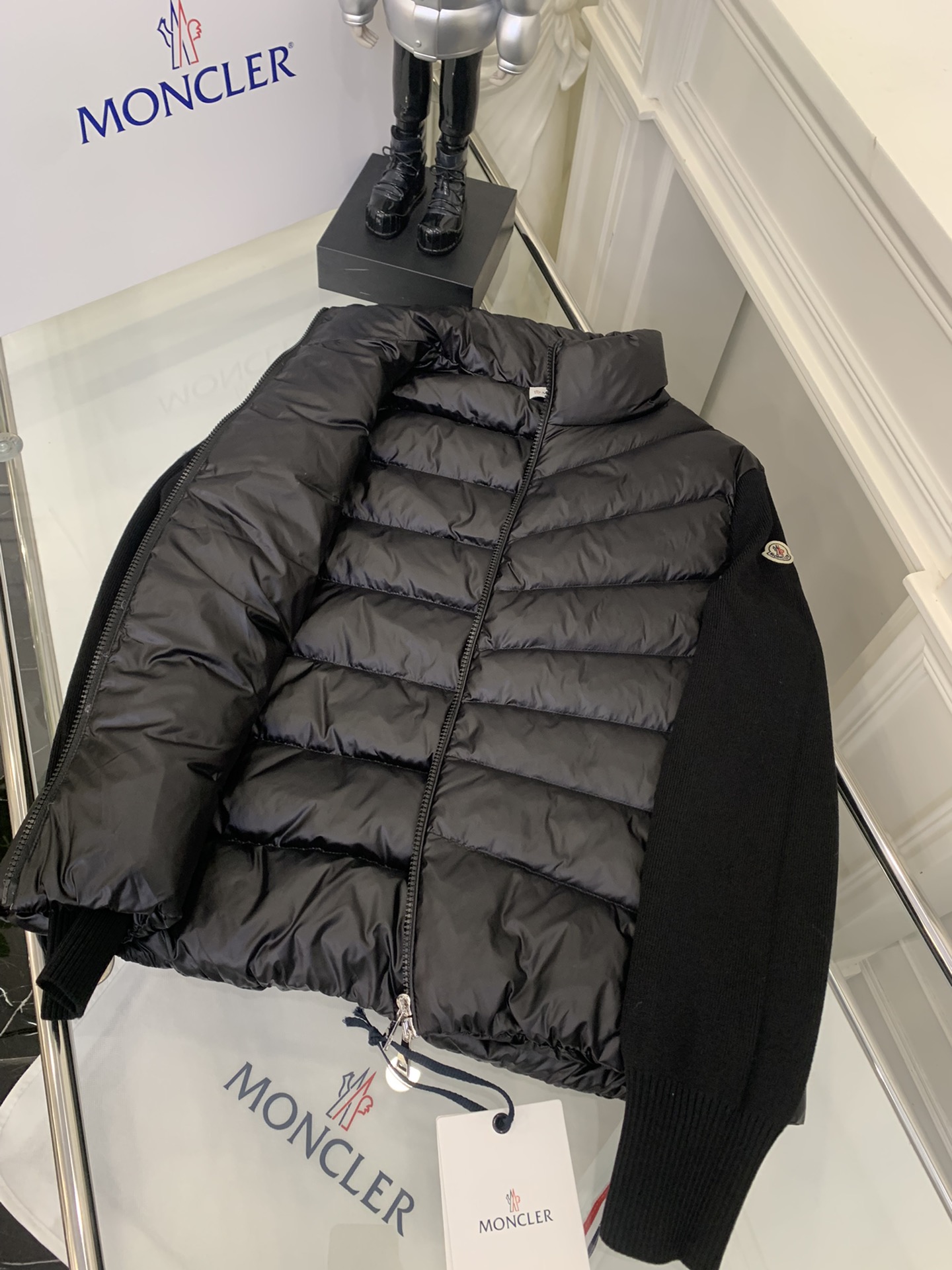 羽绒上新🎊原单Moncler 新品。
专柜爆款🎊 简约立领羊毛针织拼接夹克单羽绒！冬天的内搭神器早秋必备
