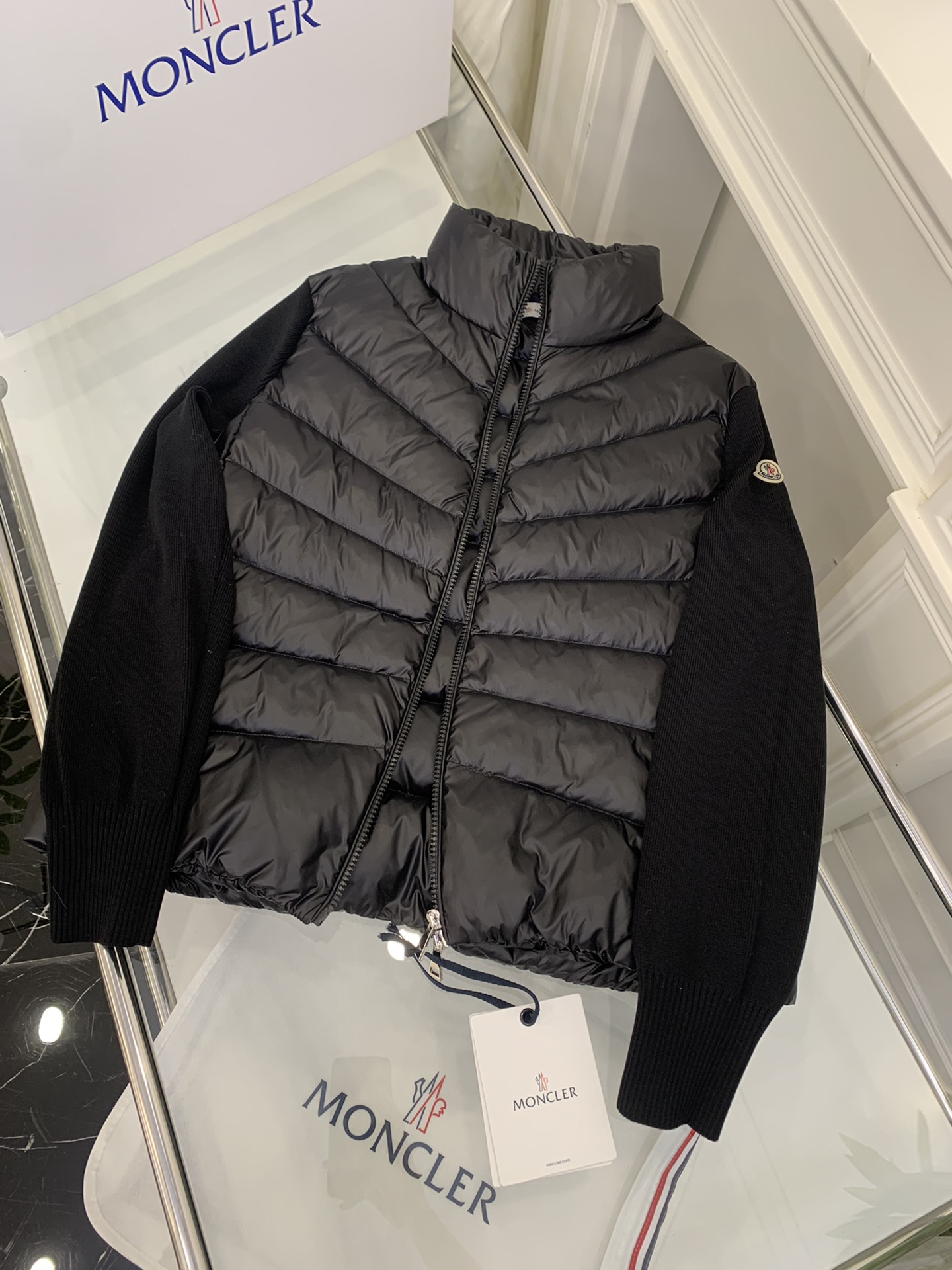 羽绒上新🎊原单Moncler 新品。
专柜爆款🎊 简约立领羊毛针织拼接夹克单羽绒！冬天的内搭神器早秋必备