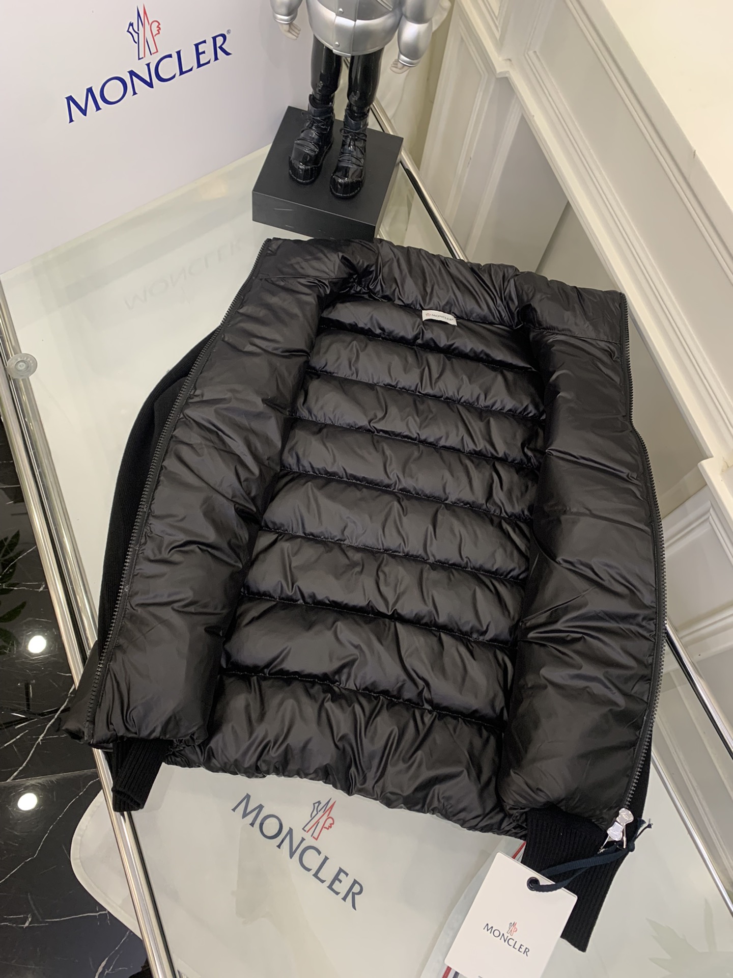 羽绒上新🎊原单Moncler 新品。
专柜爆款🎊 简约立领羊毛针织拼接夹克单羽绒！冬天的内搭神器早秋必备