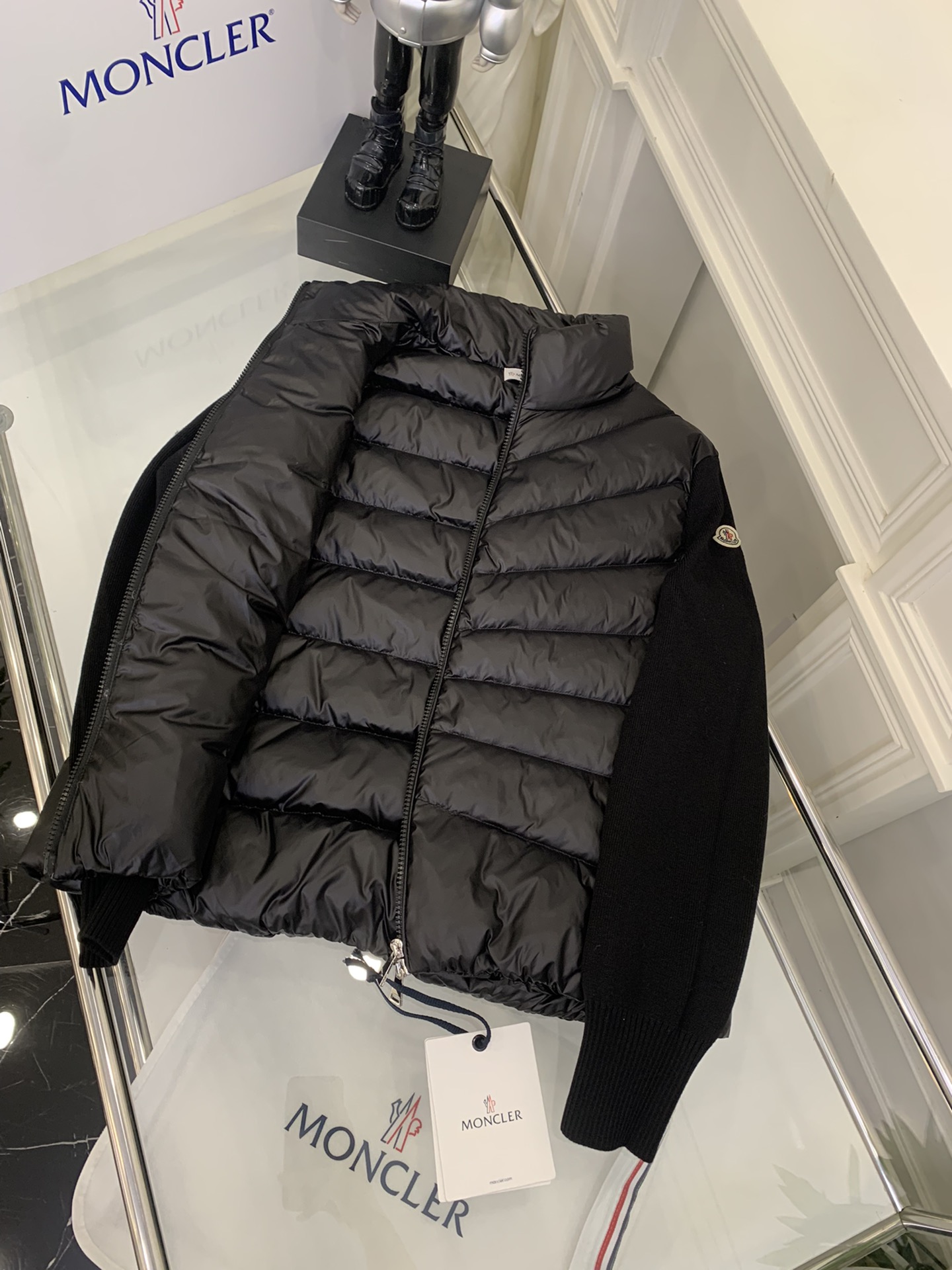 羽绒上新🎊原单Moncler 新品。
专柜爆款🎊 简约立领羊毛针织拼接夹克单羽绒！冬天的内搭神器早秋必备