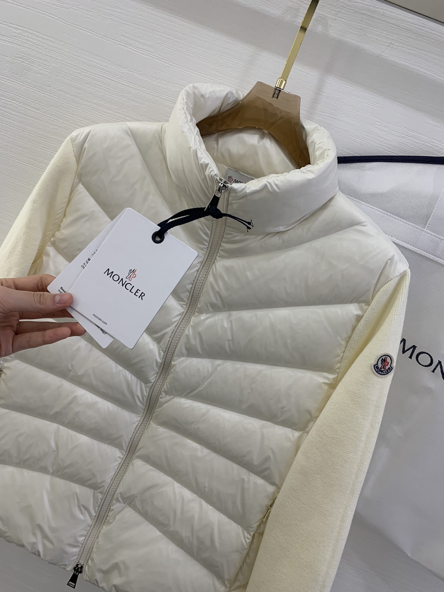 羽绒上新🎊原单Moncler 新品。
专柜爆款🎊 简约立领羊毛针织拼接夹克单羽绒！冬天的内搭神器早秋必备