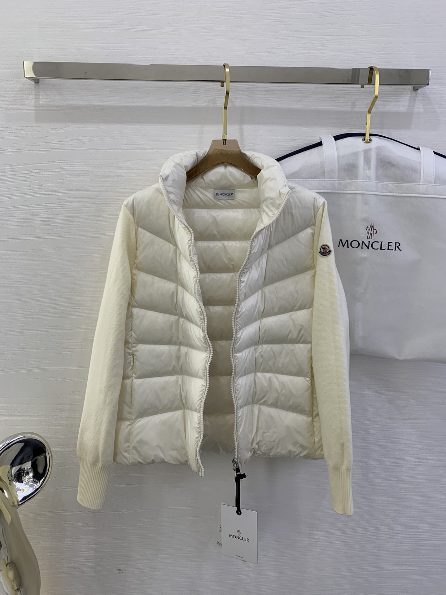 羽绒上新🎊原单Moncler 新品。
专柜爆款🎊 简约立领羊毛针织拼接夹克单羽绒！冬天的内搭神器早秋必备