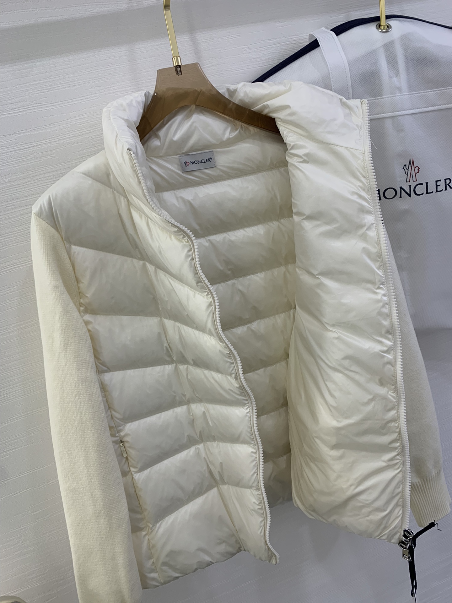 羽绒上新🎊原单Moncler 新品。
专柜爆款🎊 简约立领羊毛针织拼接夹克单羽绒！冬天的内搭神器早秋必备