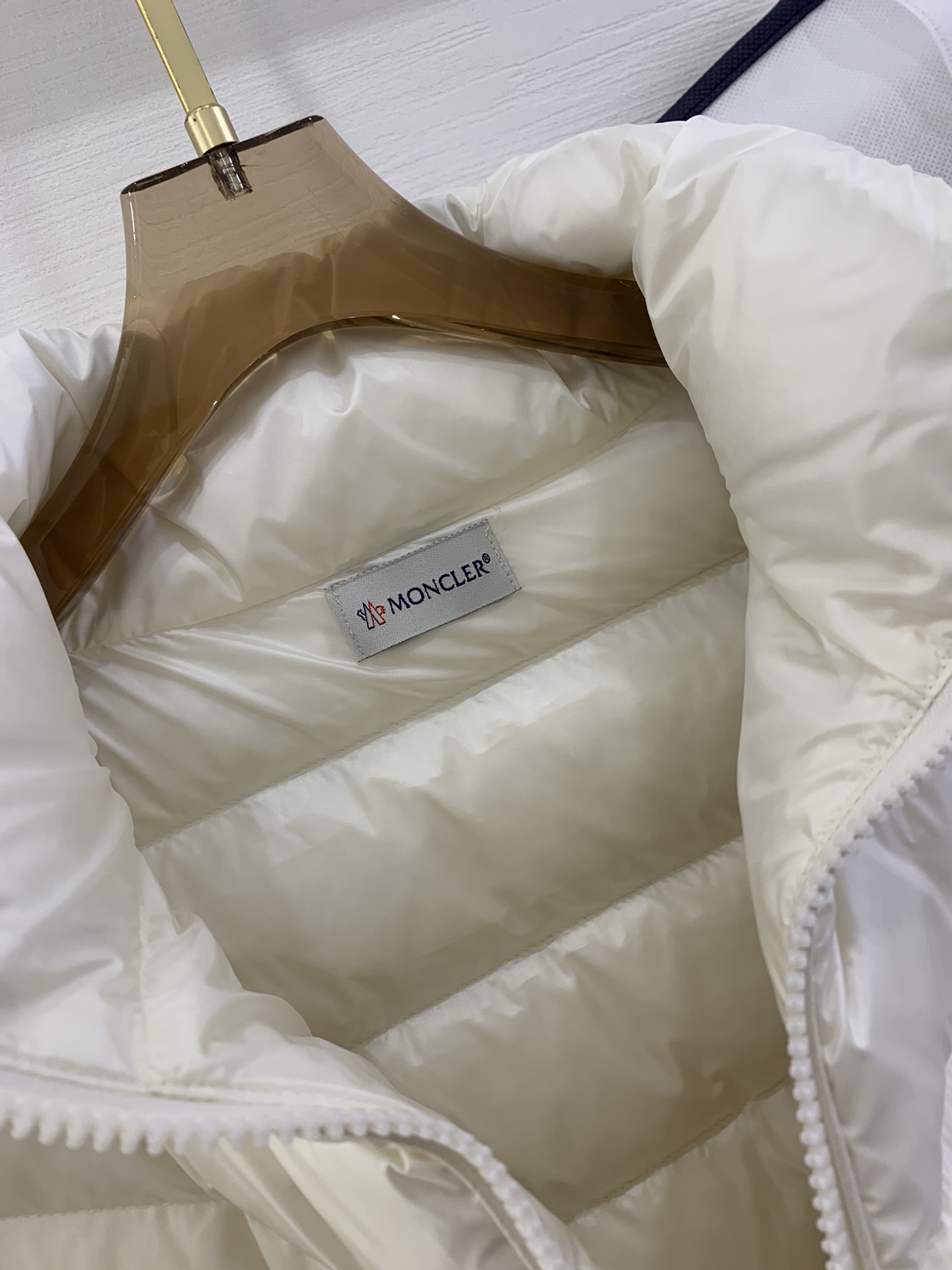 羽绒上新🎊原单Moncler 新品。
专柜爆款🎊 简约立领羊毛针织拼接夹克单羽绒！冬天的内搭神器早秋必备