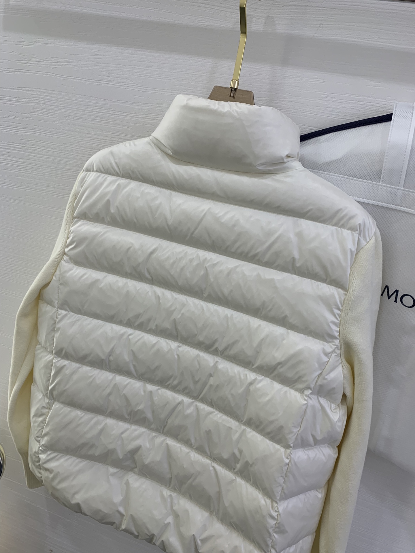 羽绒上新🎊原单Moncler 新品。
专柜爆款🎊 简约立领羊毛针织拼接夹克单羽绒！冬天的内搭神器早秋必备