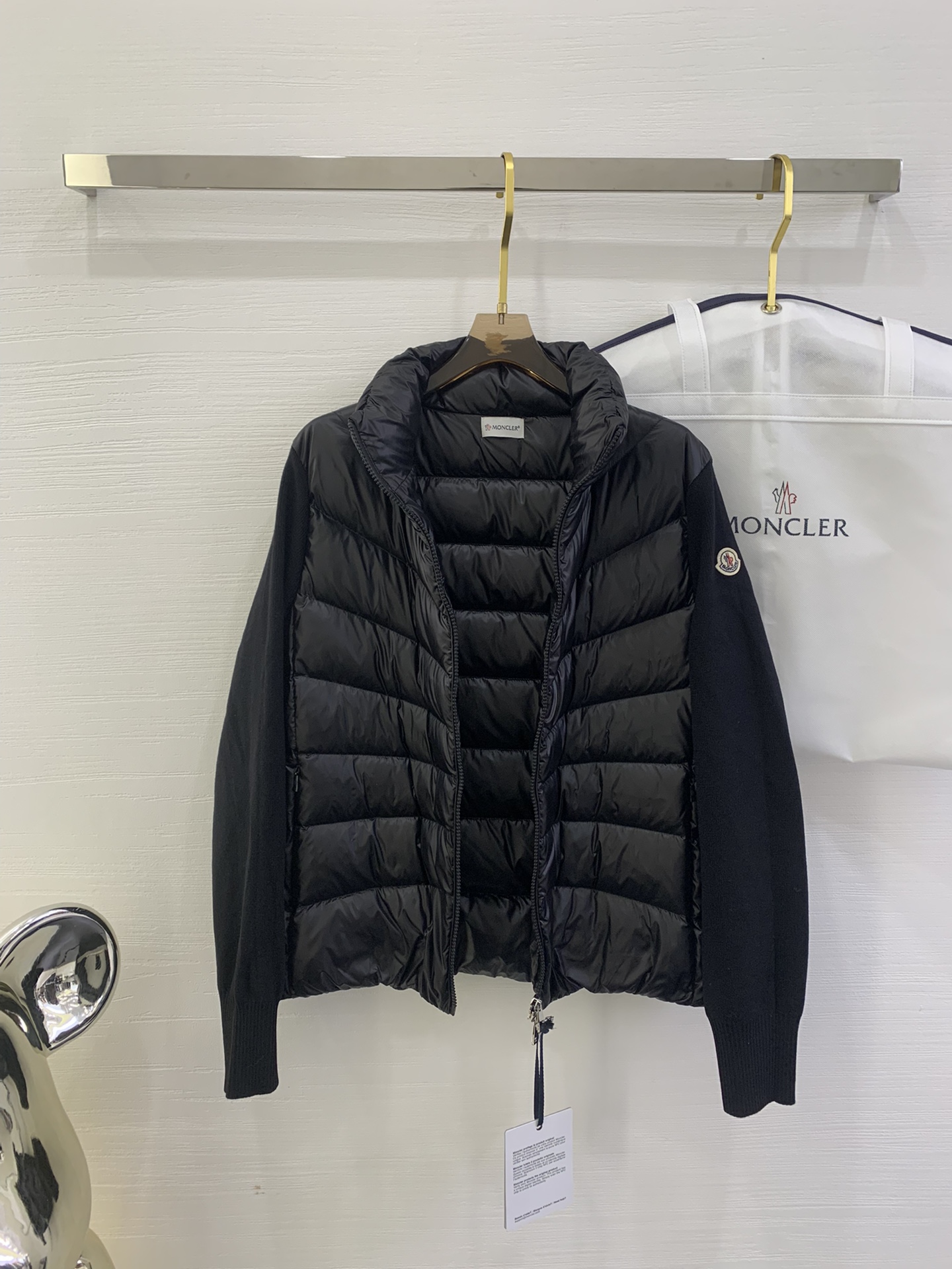 羽绒上新🎊原单Moncler 新品。
专柜爆款🎊 简约立领羊毛针织拼接夹克单羽绒！冬天的内搭神器早秋必备