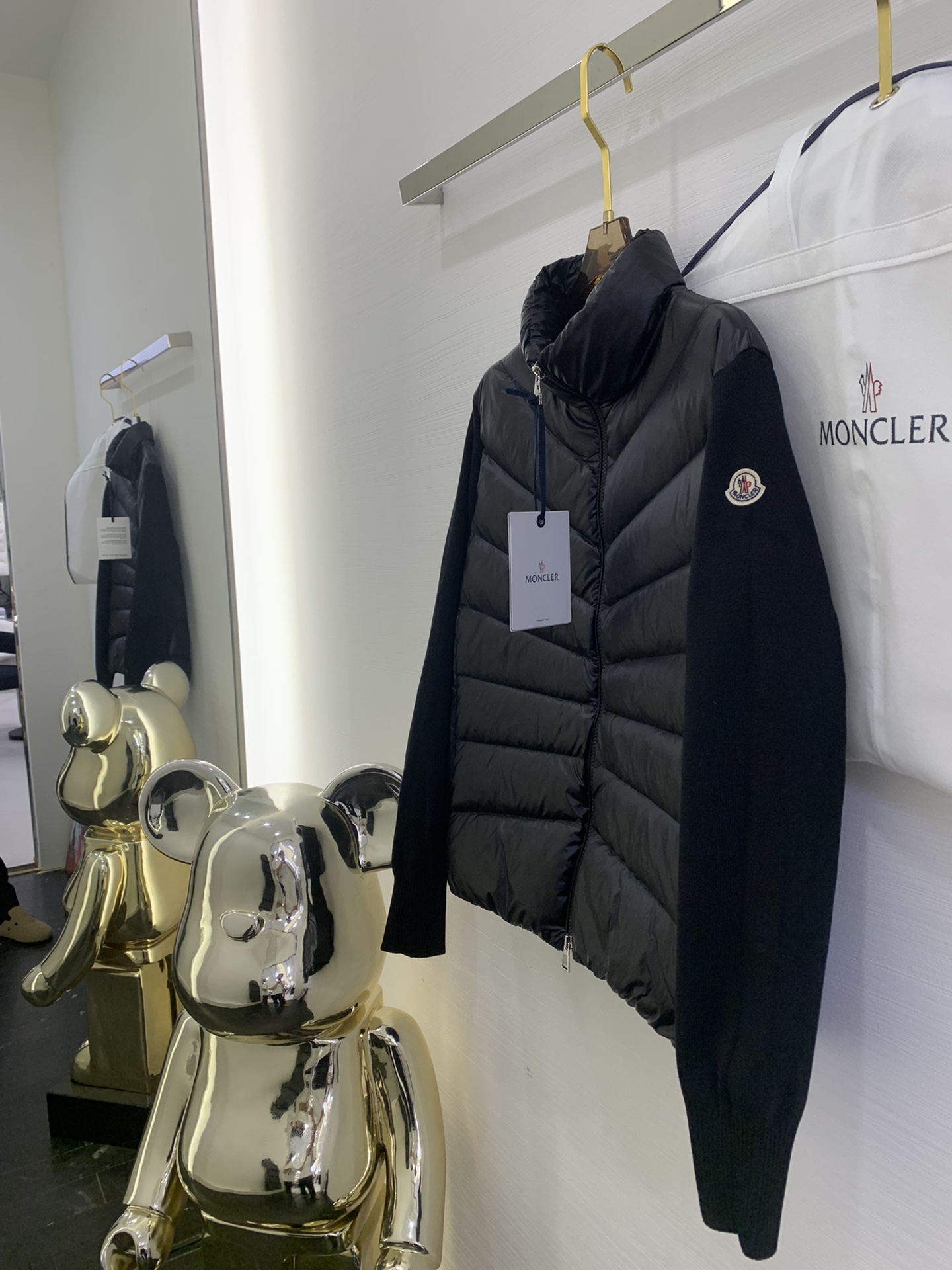 羽绒上新🎊原单Moncler 新品。
专柜爆款🎊 简约立领羊毛针织拼接夹克单羽绒！冬天的内搭神器早秋必备