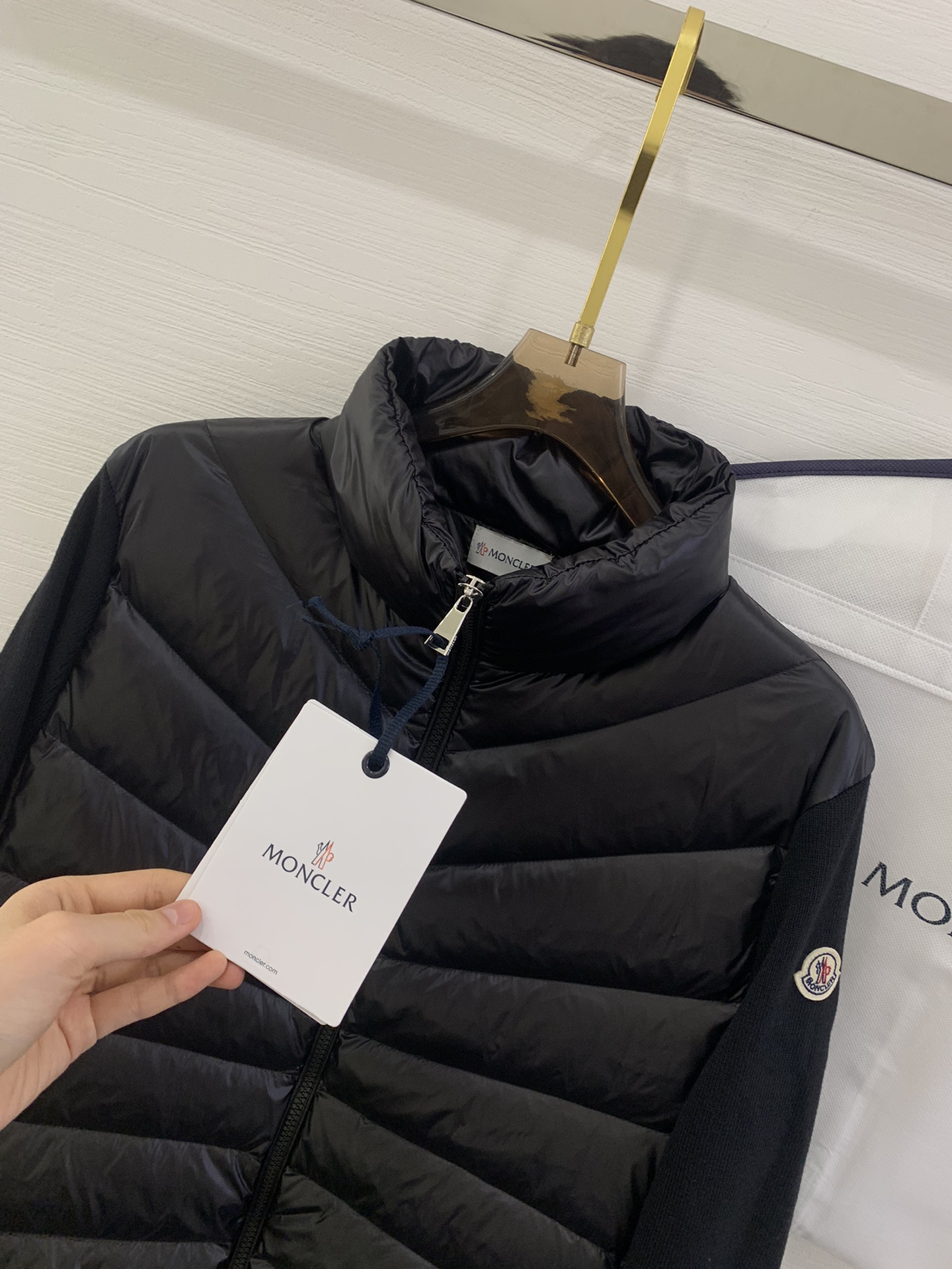 羽绒上新🎊原单Moncler 新品。
专柜爆款🎊 简约立领羊毛针织拼接夹克单羽绒！冬天的内搭神器早秋必备