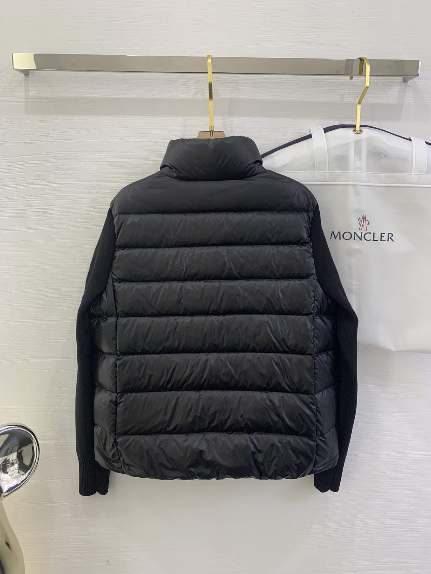 羽绒上新🎊原单Moncler 新品。
专柜爆款🎊 简约立领羊毛针织拼接夹克单羽绒！冬天的内搭神器早秋必备