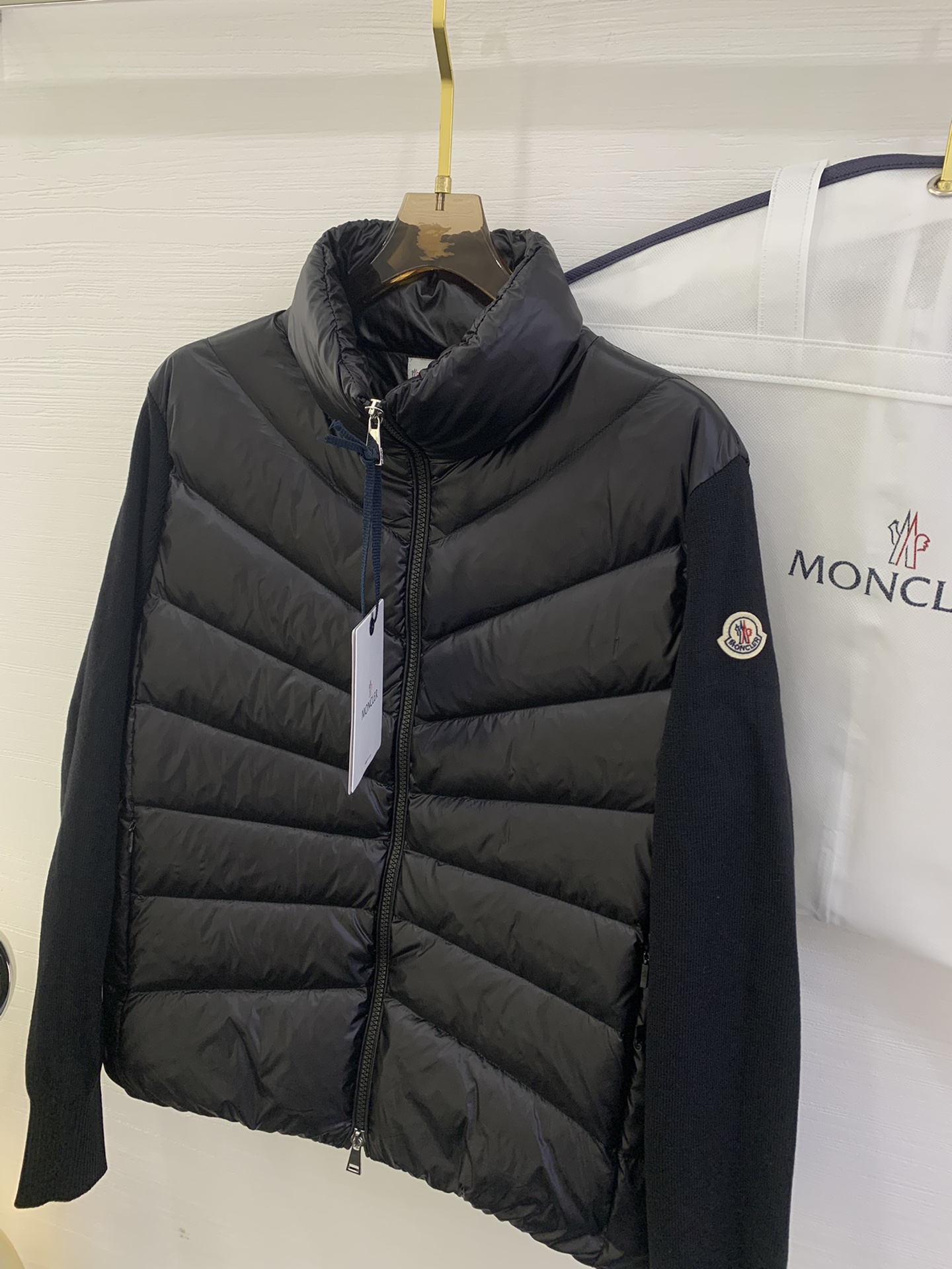 羽绒上新🎊原单Moncler 新品。
专柜爆款🎊 简约立领羊毛针织拼接夹克单羽绒！冬天的内搭神器早秋必备