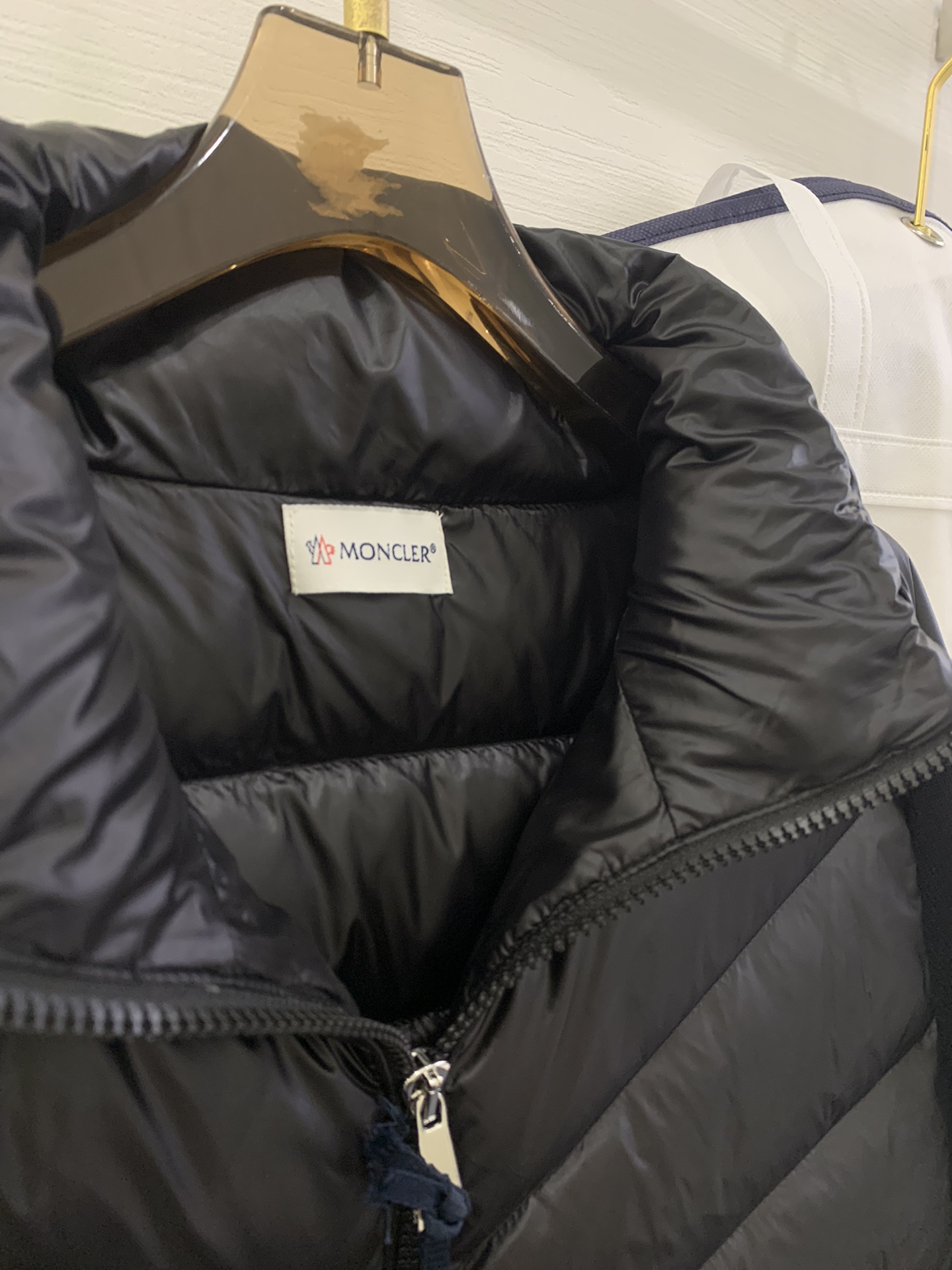 羽绒上新🎊原单Moncler 新品。
专柜爆款🎊 简约立领羊毛针织拼接夹克单羽绒！冬天的内搭神器早秋必备