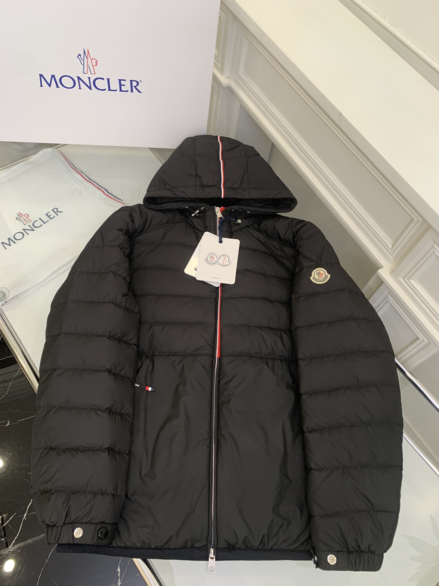 NO:564960,Comes with dust bag MONCLER FW men's new autumn and winter down jacket, colorful edge decorative details, color; black, size; 1 2 3 4 5,, down jacket, alexander wang19860909配防尘袋MONCLER FW 男士秋冬新款羽绒服 彩边装饰细节 颜色；黑色 尺码；1 2 3 4 5,,down jacket,alexander wang,Women's clothing