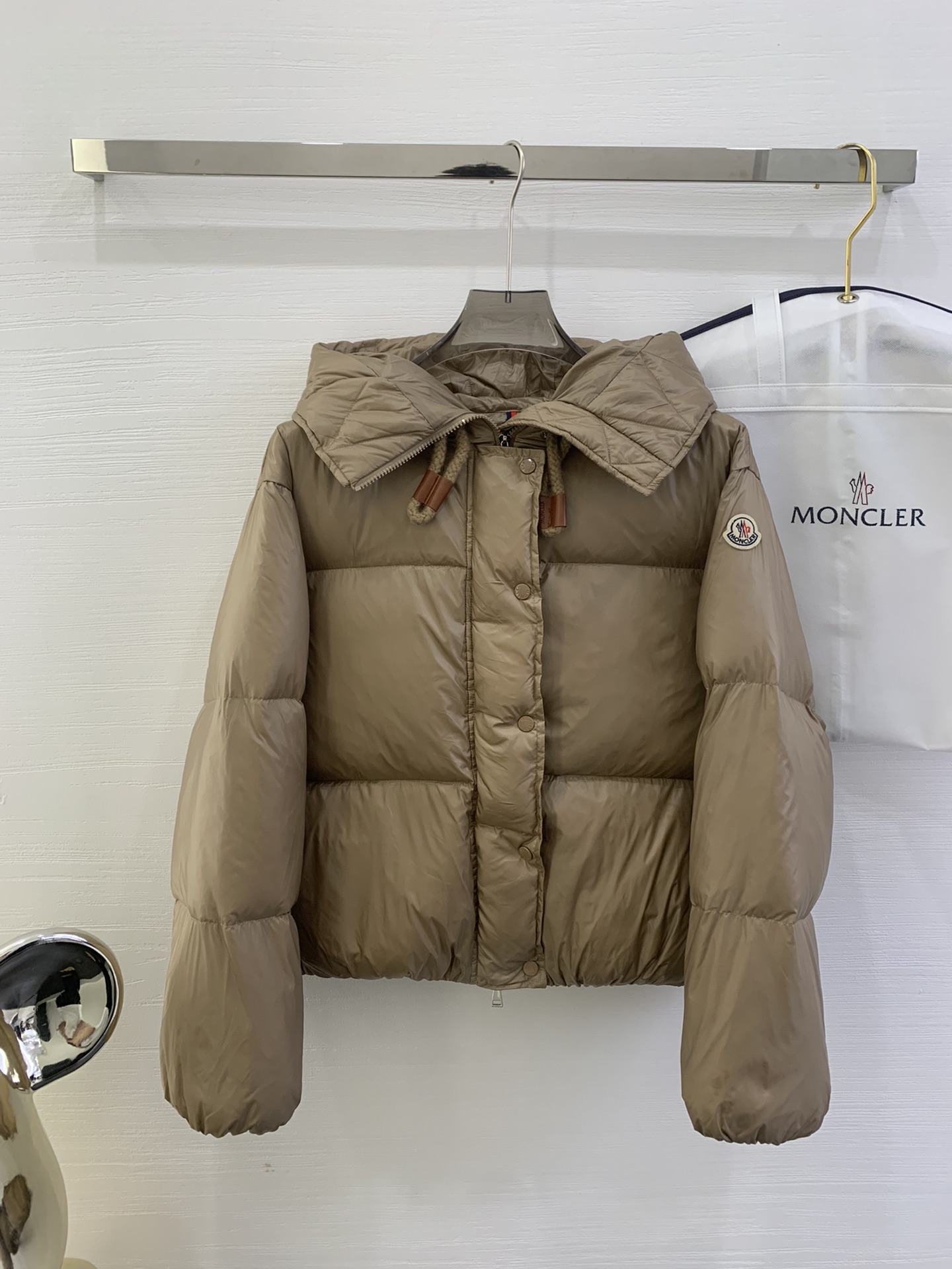 NO:485393,With dust bag Mon*ler Borey's new short down jacket jacket, made of warm and lightweight nylon fabric, presenting a gorgeous glossy texture. This short down jacket has adjustable sleeves that open the sleeves as a cape. The hood has a wide brim, and the design is inspired by a classic parka coat, warm and comfortable. Two-in-one style, wide silhouette design Color Camel, black Size 0 1 2,,jackets & coats,jackets & coats,down jacket,hats,alexander wang19860909配防尘袋Mon*ler Borey新款短款羽绒夹克外套,采用保暖而轻盈的尼龙面料制成,呈现华丽光泽质感.这款短款羽绒服配有可调节衣袖,可打开衣袖作为斗篷穿着.兜帽设有宽帽檐,设计灵感源自经典派克大衣,温暖且舒适.二合一款式,阔版廓形设计 颜色 驼色,黑色 码数 0 1 2,,jackets & coats,jackets & coats,down jacket,hats,alexander wang,Women's clothing